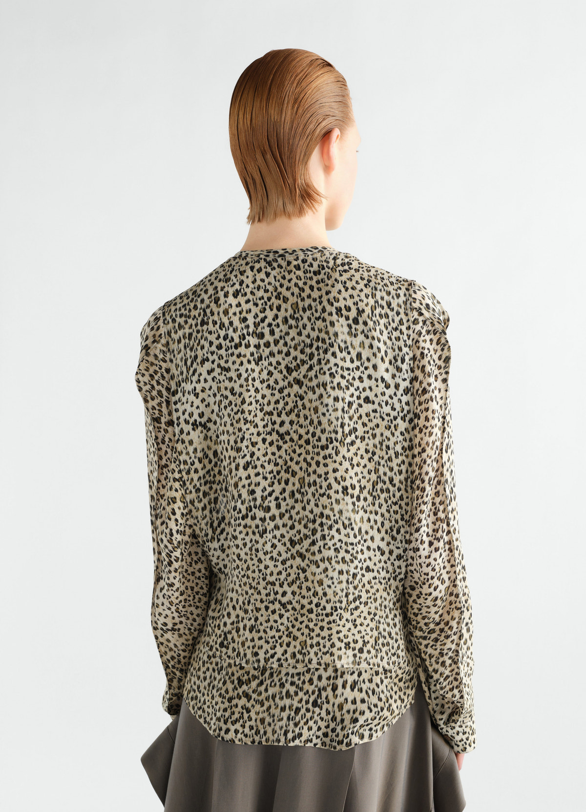 Bluse mit lagen aus viskose mit leoparden-print, in beige, von einem model getragen, rückansicht, print sichtbar
