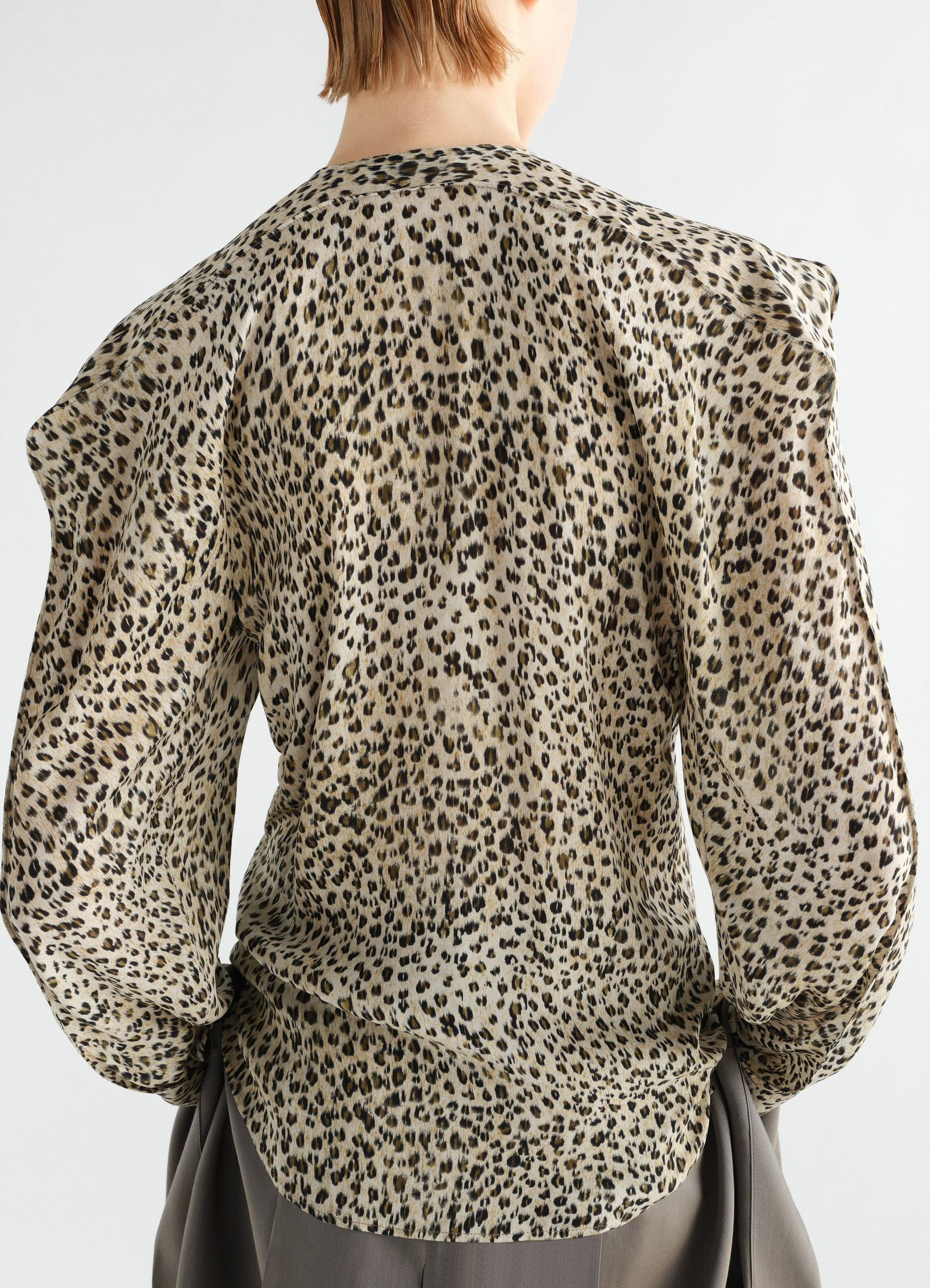 Bluse mit lagen aus viskose mit leoparden-print, in beige, von einem model getragen, rückansicht, print sichtbar