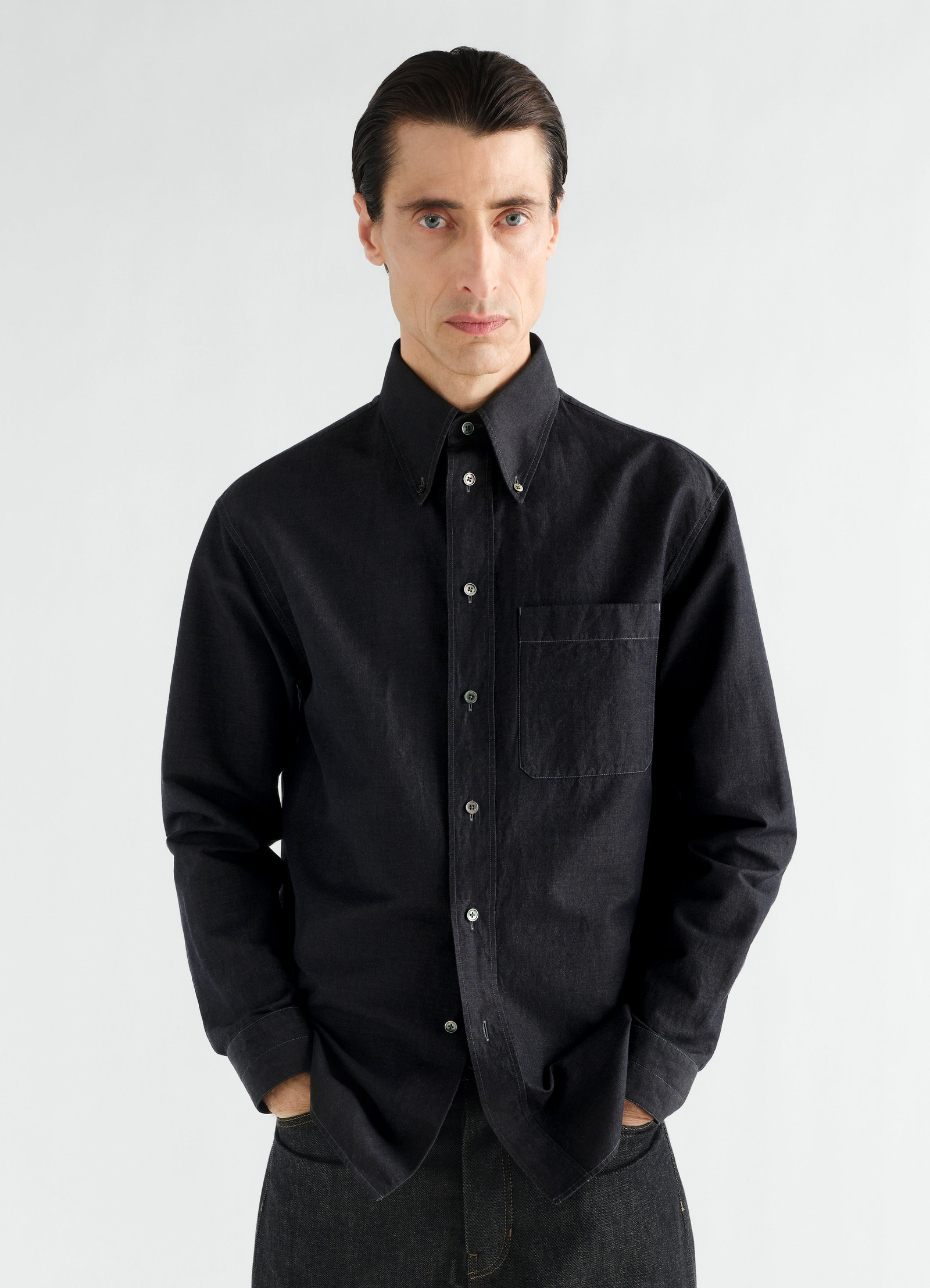 Chemise à col boutonné en chambray de lin et coton, coloris noir, porté par un mannequin, poches visibles, boutons visibles, col visible