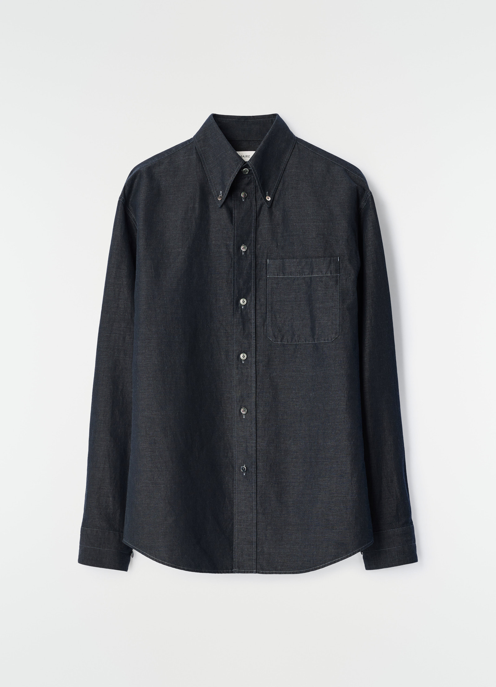 Chemise à col boutonné en chambray de lin et coton, coloris bleu foncé, vue produit sur fond blanc, vue de face, boutons visibles