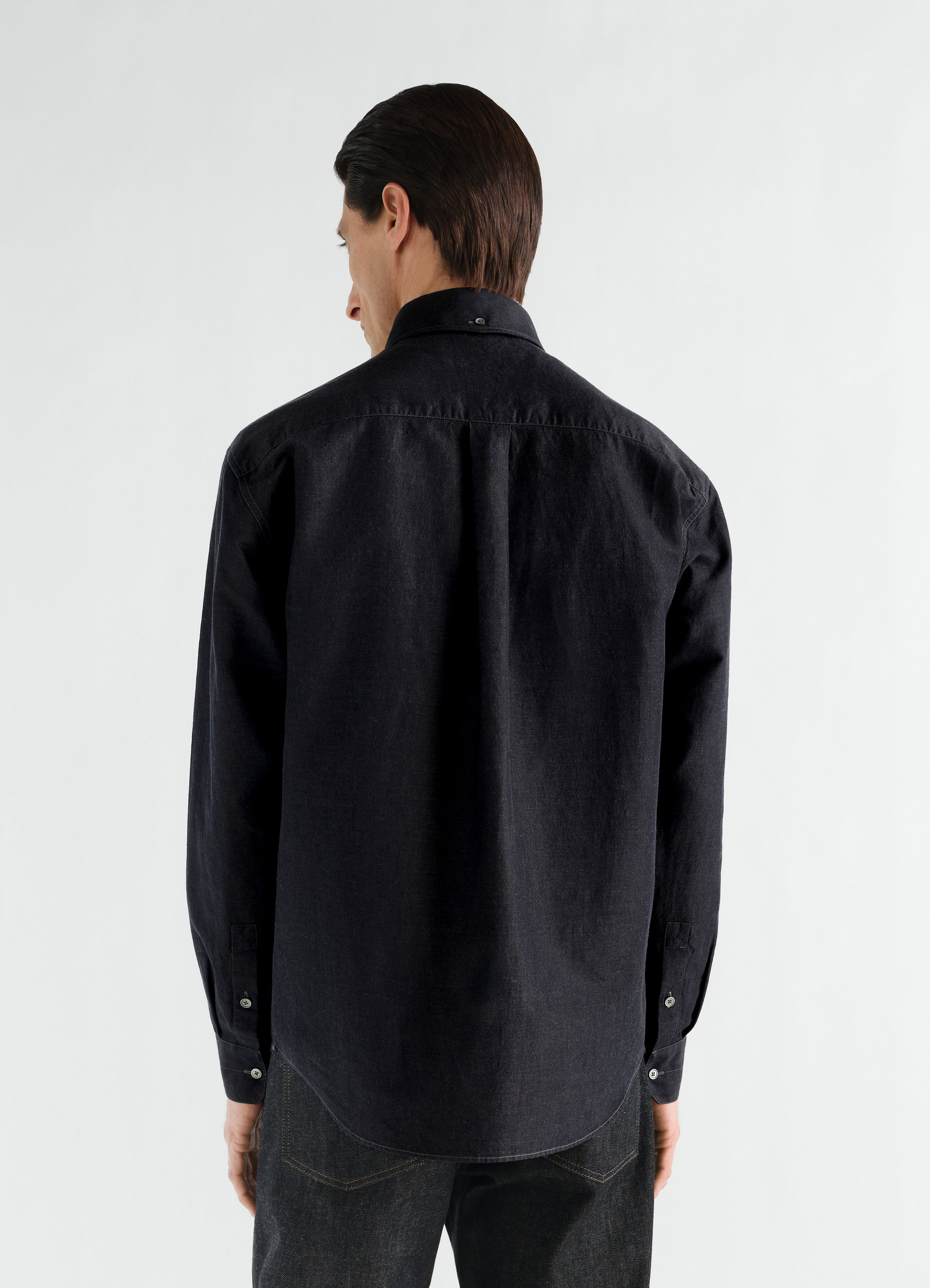 Chemise à col boutonné en chambray de lin et coton, coloris noir, porté par un mannequin, vue de dos, boutons visibles