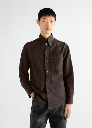 Chemise à col boutonné en chambray de lin et coton, coloris marron foncé, porté par un mannequin, vue de face, boutons visibles