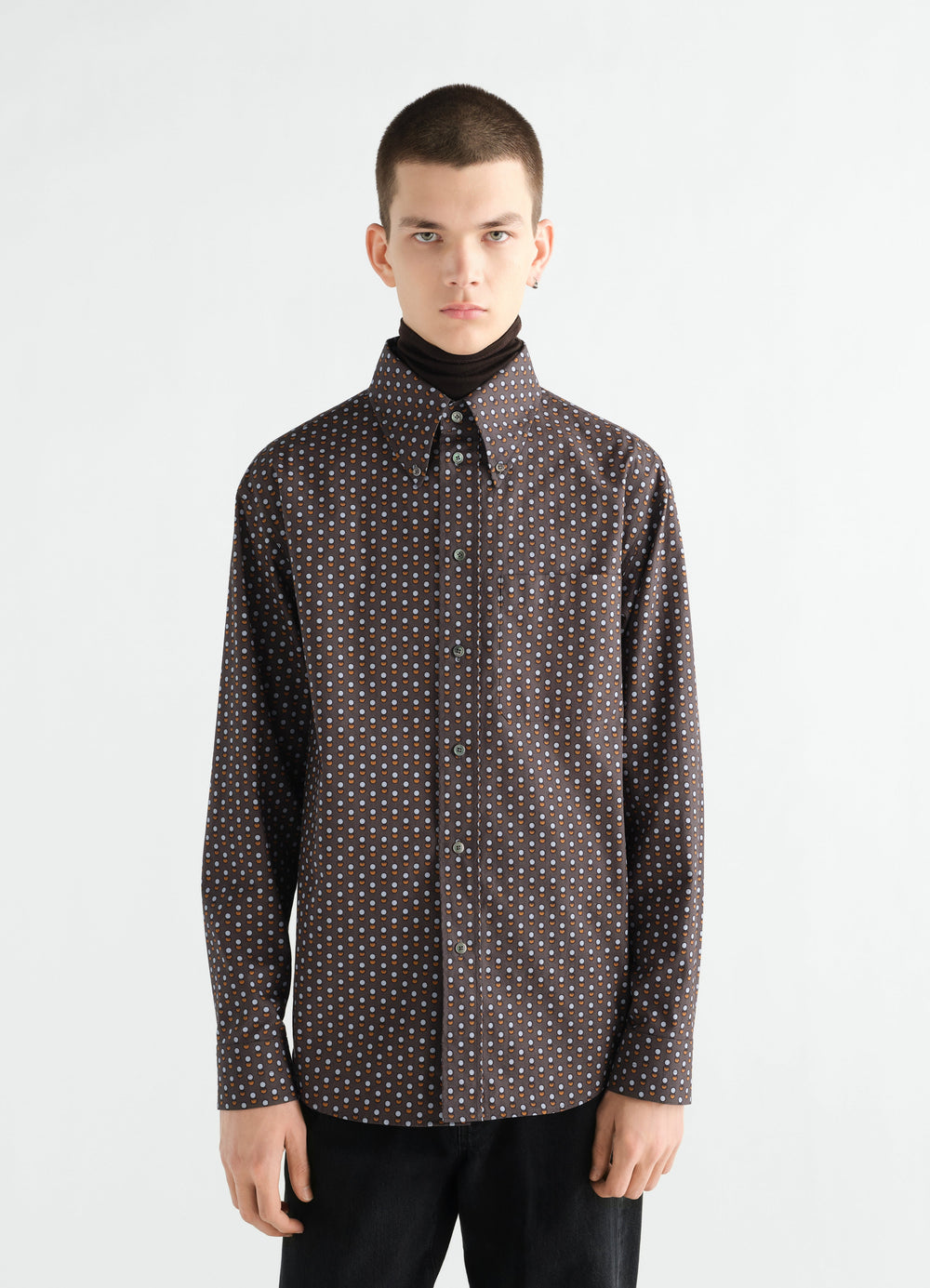 BUTTON-DOWN-HEMD AUS BAUMWOLLE MIT KREIS-PRINT, in Blau, von einem Model getragen, Vorderansicht, Knöpfe sichtbar, Print sichtbar
