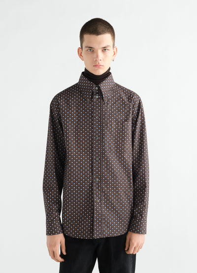 Button-down cotton shirt with blue circle print in brown worn by model front view LEMAIRE