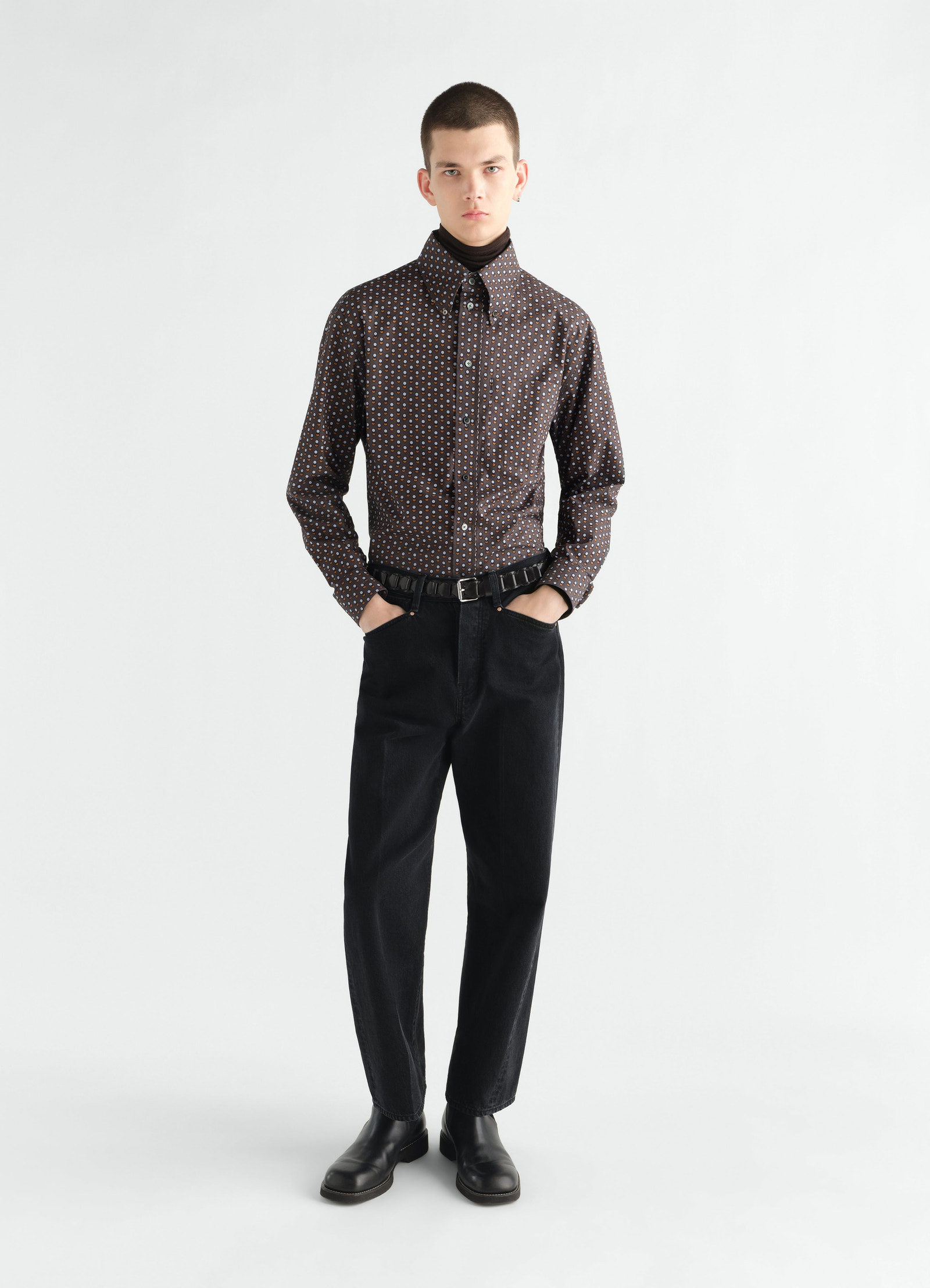 Button-down-hemd aus baumwolle mit kreis-print, in braun, von einem model getragen, vorderansicht, knöpfe sichtbar, print sichtbar
