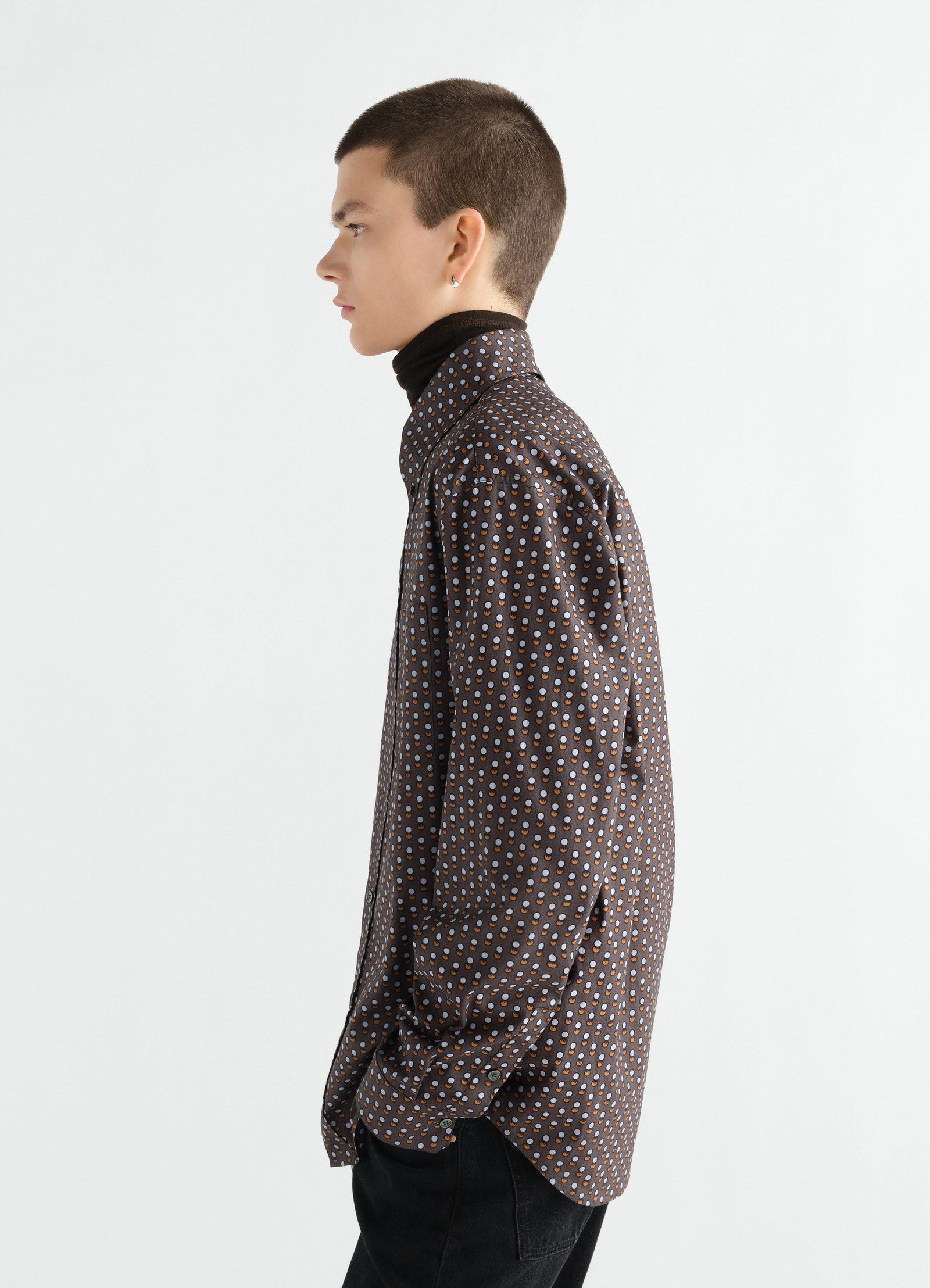 Button-down-hemd aus baumwolle mit kreis-print, in braun, von einem model getragen, seitenansicht, knöpfe sichtbar, print sichtbar
