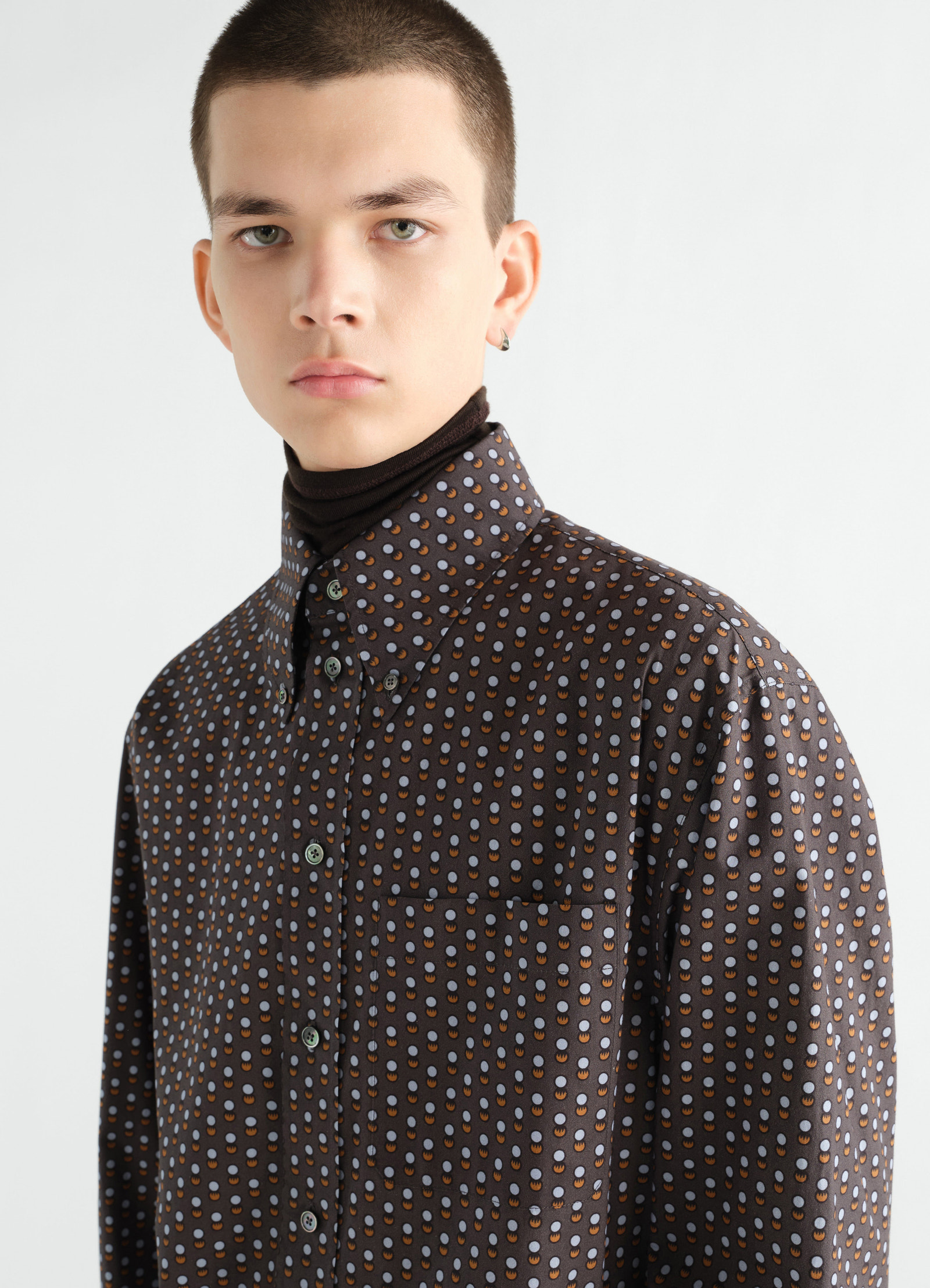 Button-down-hemd aus baumwolle mit kreis-print, in braun, von einem model getragen, vorderansicht, knöpfe sichtbar, print sichtbar