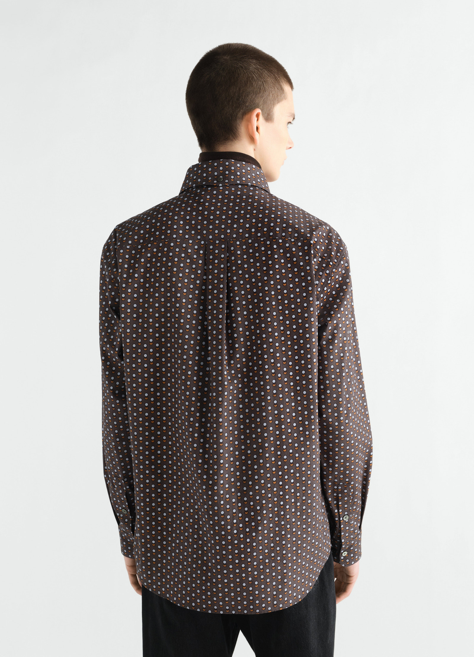 Button-down-hemd aus baumwolle mit kreis-print, in braun, von einem model getragen, rückansicht, knöpfe sichtbar, print sichtbar