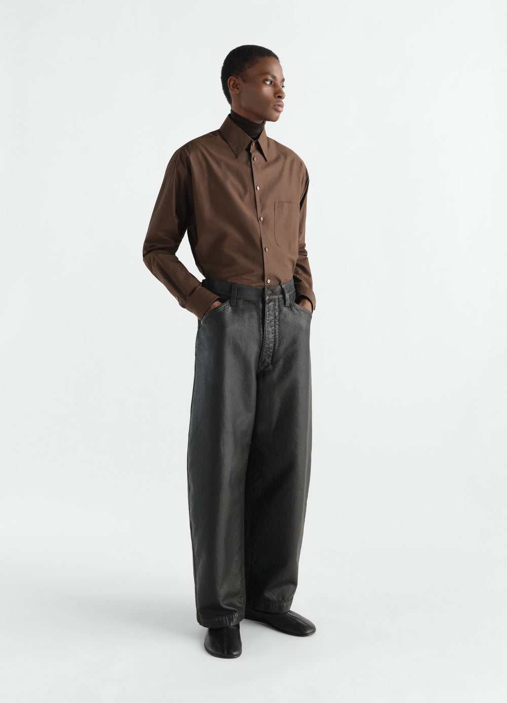 Chemise en coton et soie lavée, coloris marron, porté par un mannequin, vue de profil