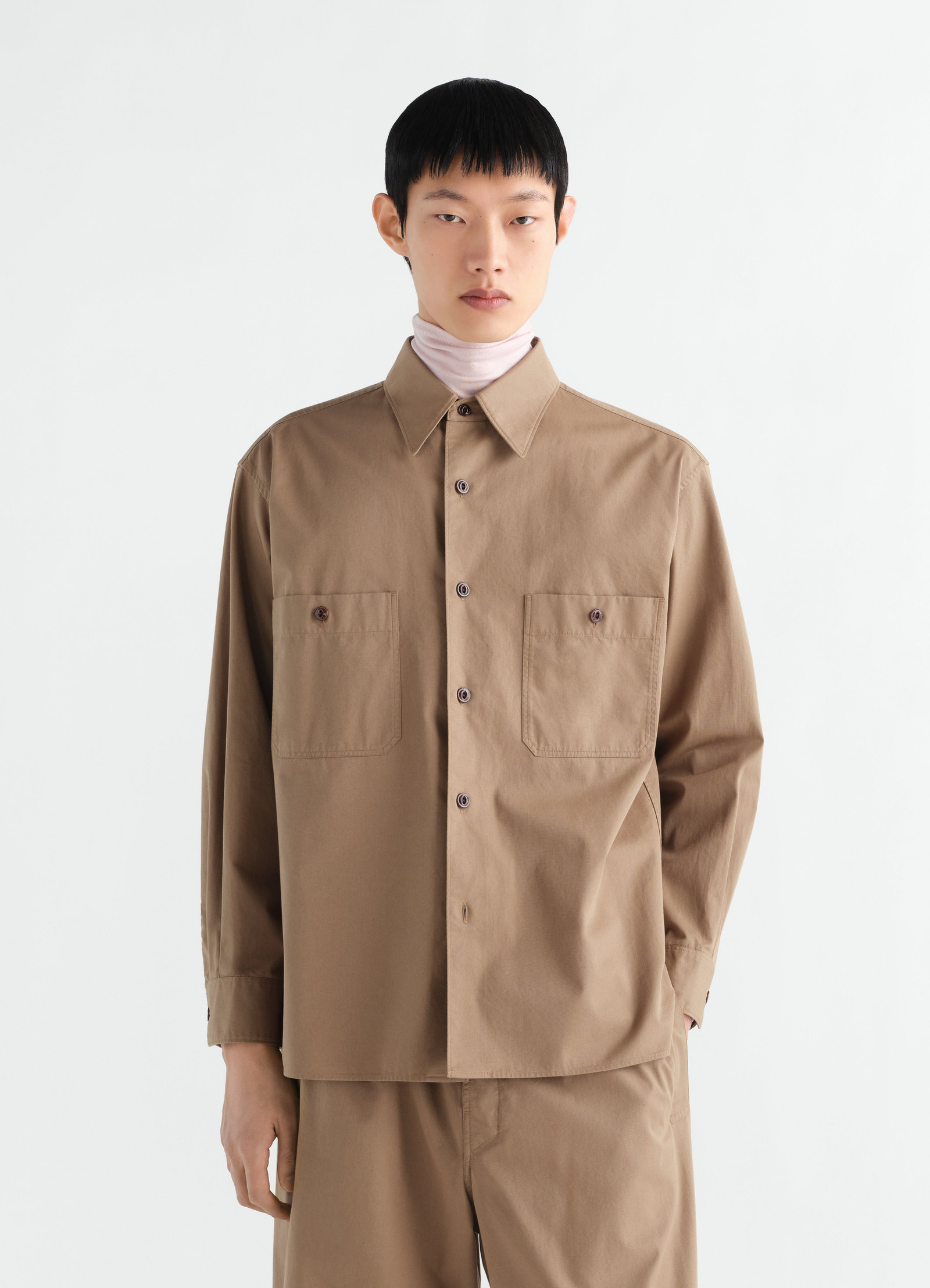 Two-pocket light brown cotton twill shirt lemaire worn by a model front view