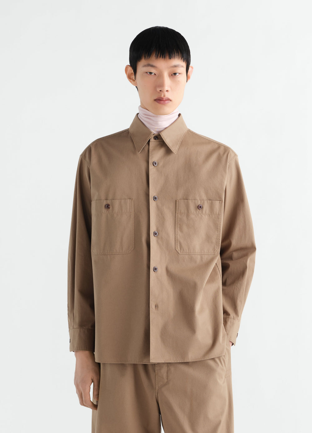 HEMD MIT ZWEI TASCHEN AUS LEICHTEM BAUMWOLL-TWILL, in Hellbraun, von einem Model getragen, Vorderansicht, Taschen sichtbar
