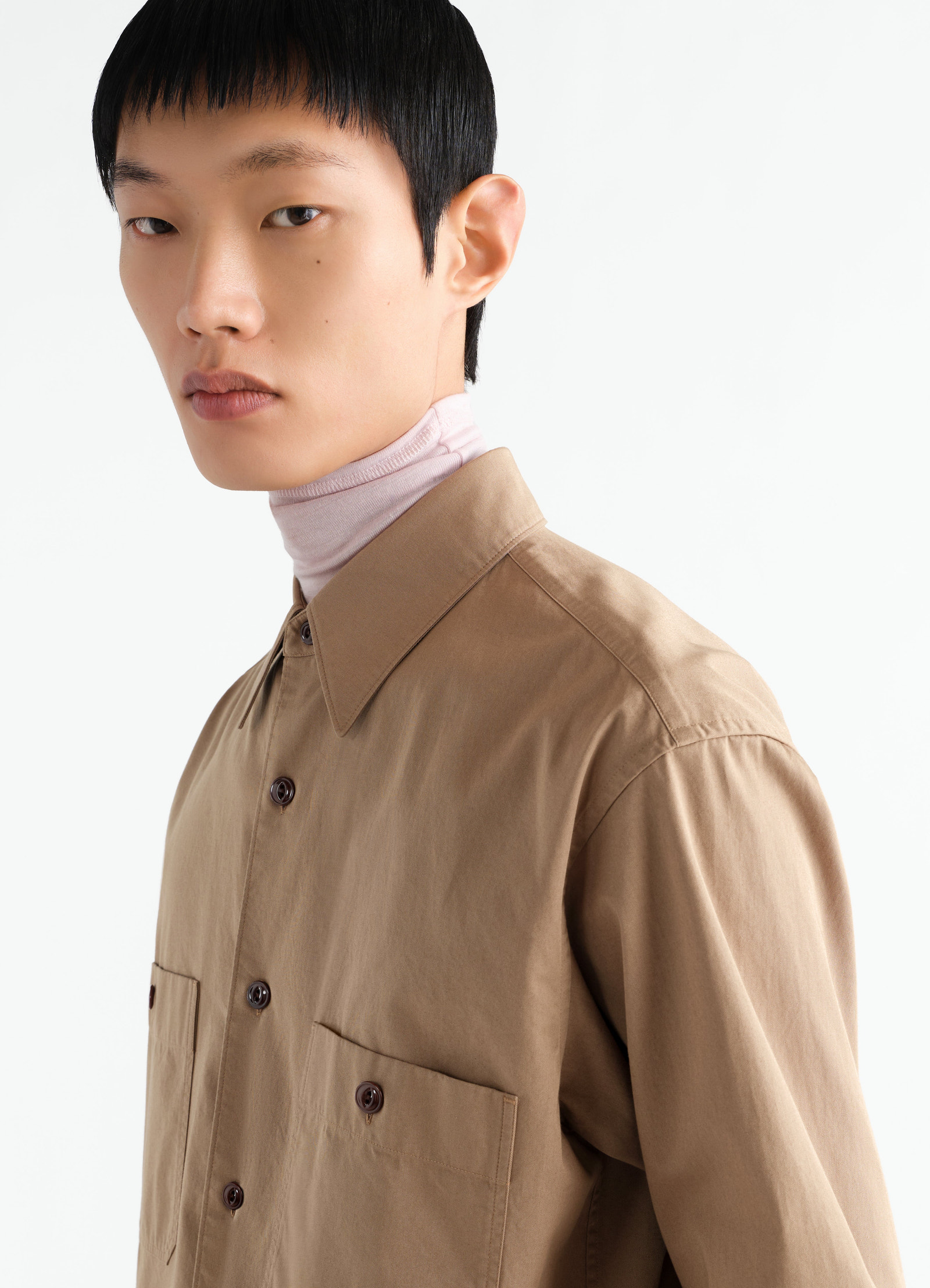 Two-pocket light brown cotton twill shirt lemaire worn by model side view close-up