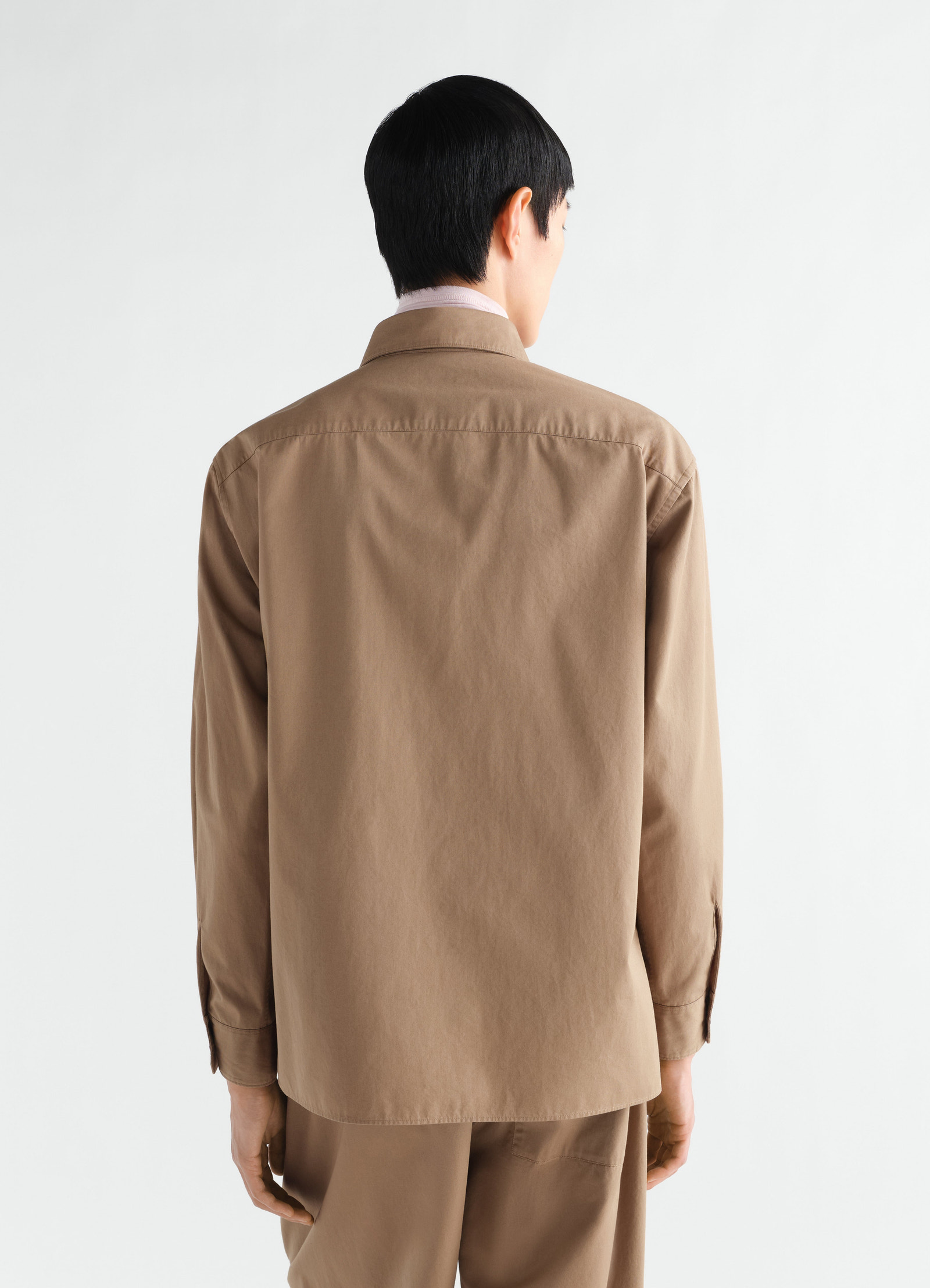 Two-pocket shirt in light brown cotton twill lemaire worn by a model back view