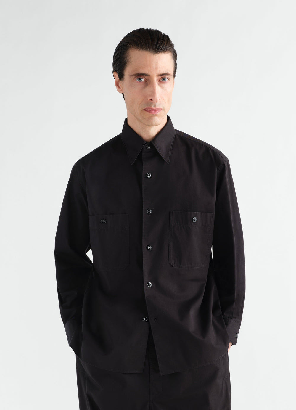 HEMD MIT ZWEI TASCHEN AUS LEICHTEM BAUMWOLL-TWILL, in Schwarz, von einem Model getragen, Vorderansicht, Taschen sichtbar