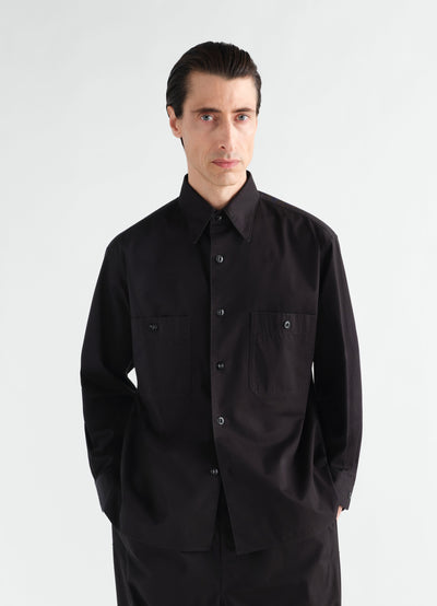 Two-pocket black cotton twill shirt worn by model front view LEMAIRE