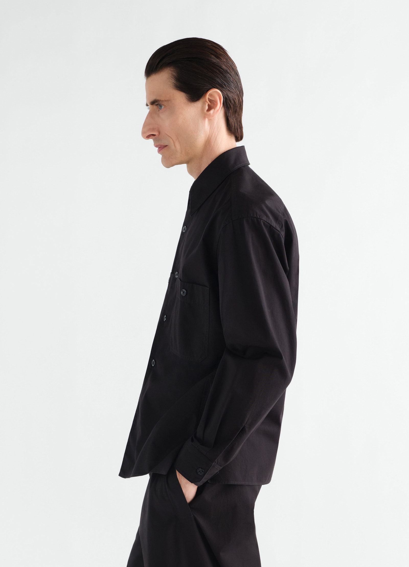 Two-pocket shirt in black cotton twill by lemaire worn by model side view