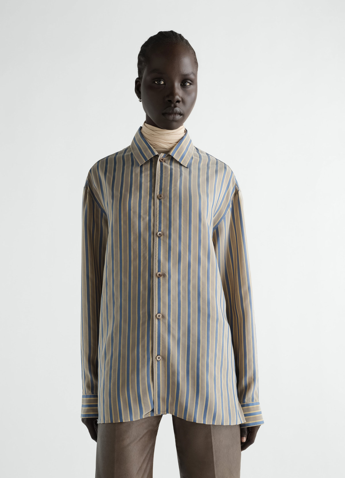 Convertible-collar striped shirt in beige and blue shiny cupro worn by model lemaire front view