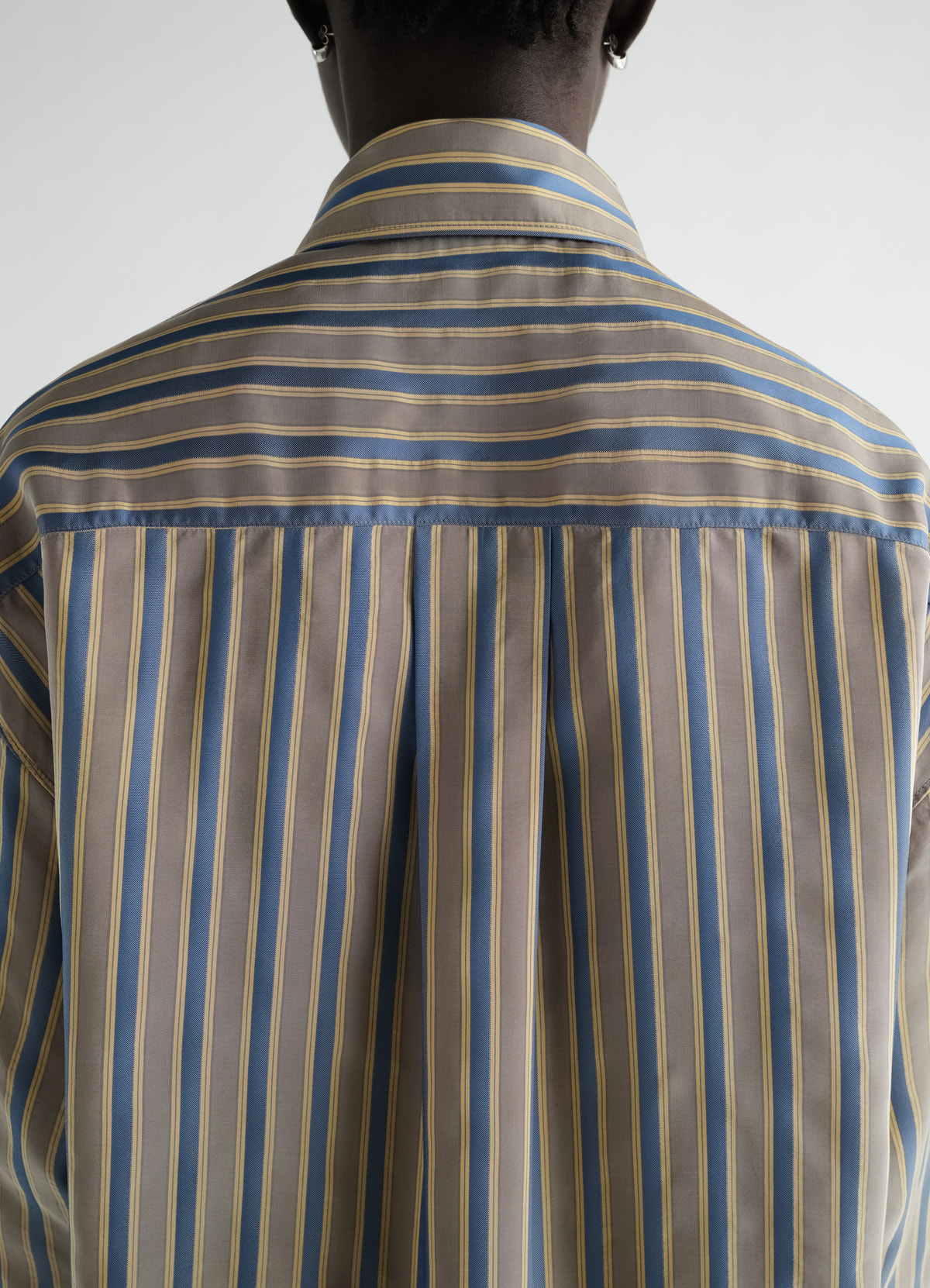 Convertible-collar striped cupro shirt in blue and beige by lemaire worn by model back detail