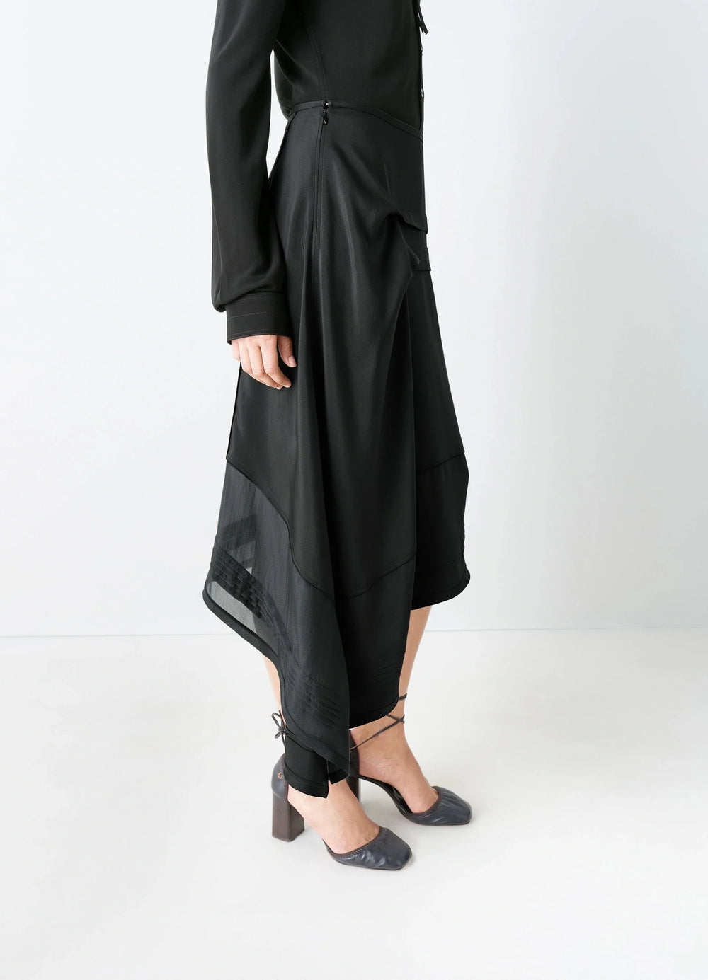 Skirt with Pleats in Patchwork crêpe de Chine, model shot, side view midi length