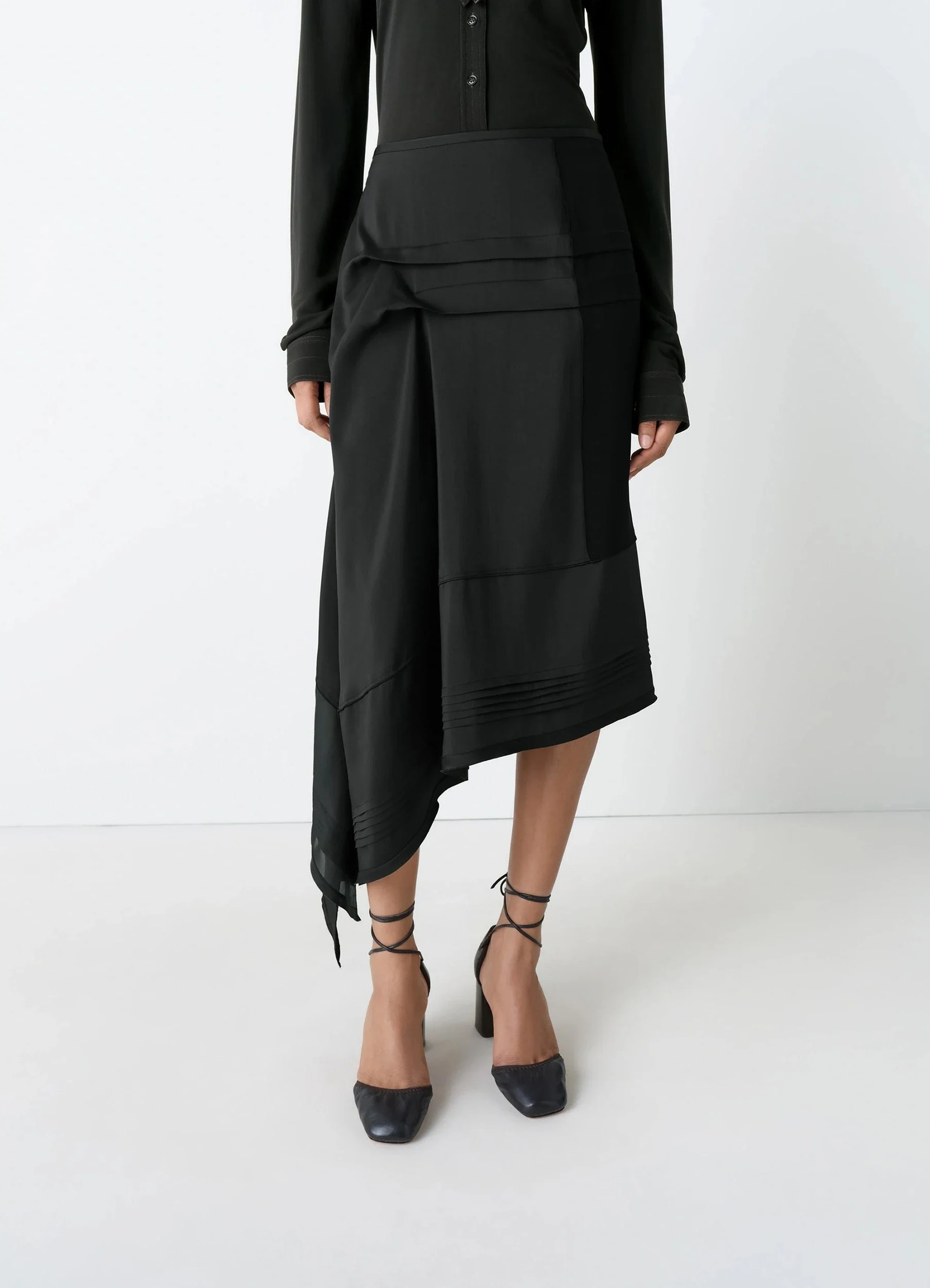 Skirt with pleats in patchwork crêpe de chine, model shot, three-quarter view draped asymmetry