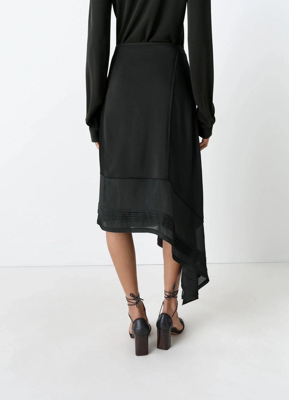 Skirt with Pleats in Patchwork crêpe de Chine, model shot, back view satin-stitch hem