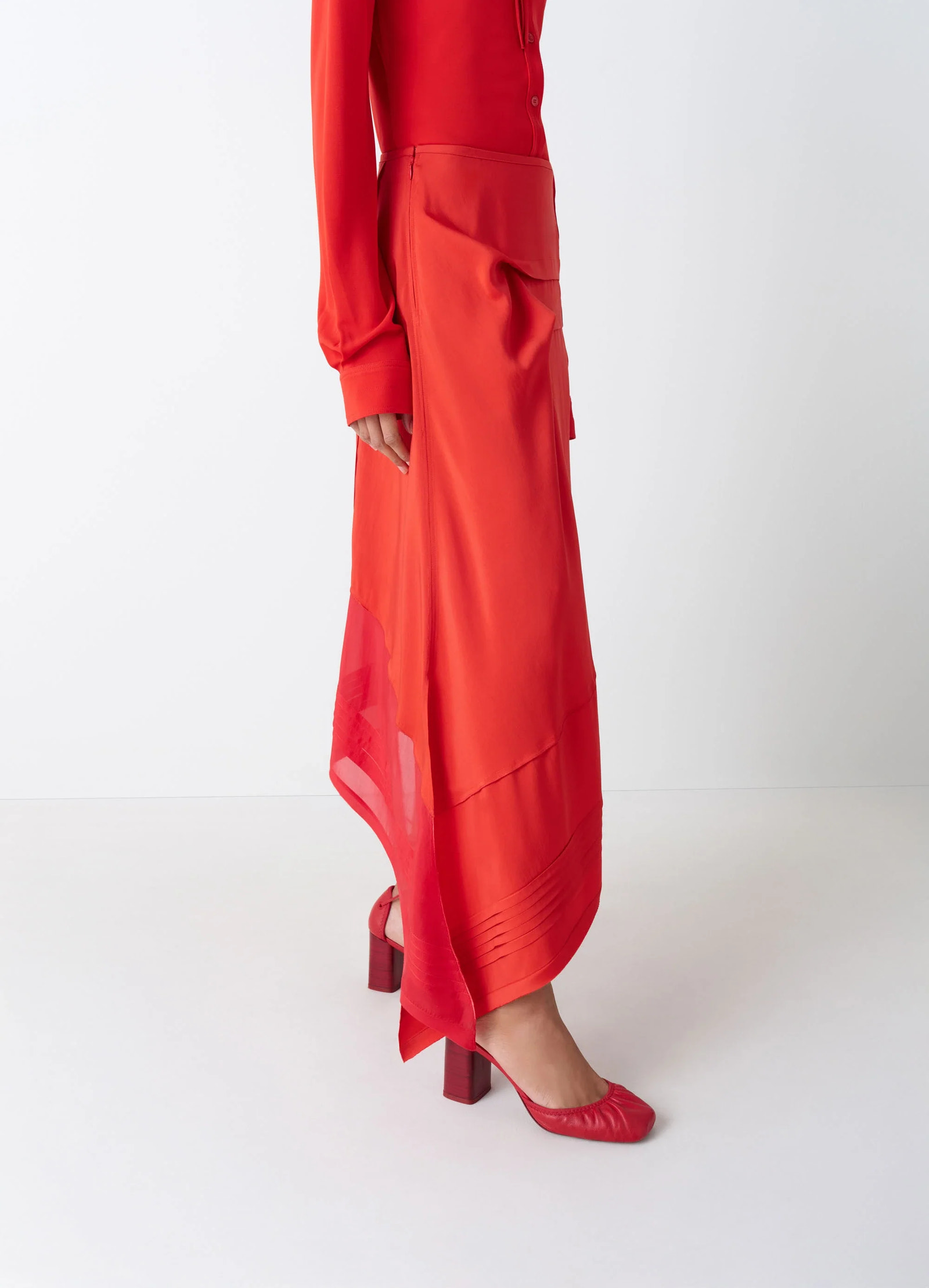 Skirt with pleats in patchwork of crêpe de chine, model shot, angled close-up layered texture, vibrant hue