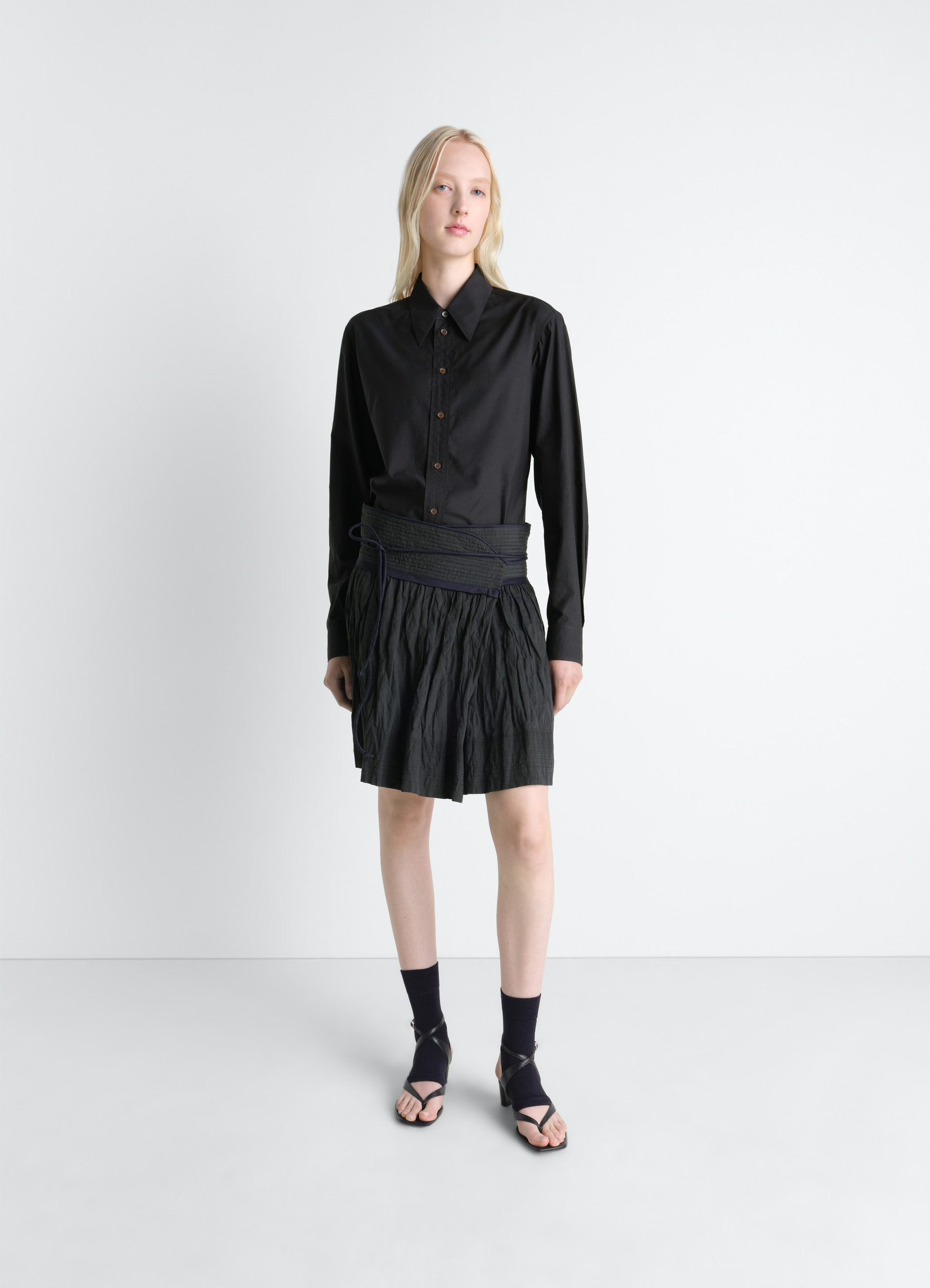 Crinkled wrap skirt in crinkled cotton metal, model shot, front view wide waistband, piping