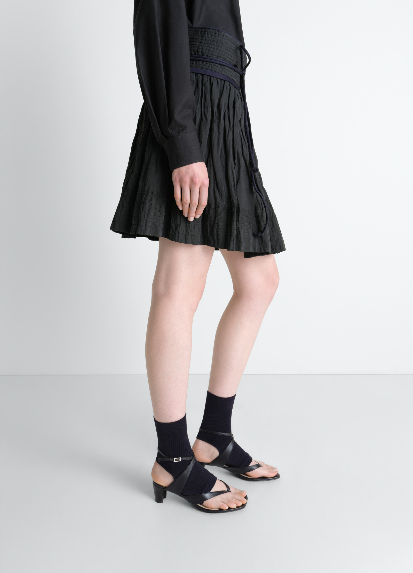 Crinkled wrap skirt in crinkled cotton metal, model shot, three-quarter side view crinkled fabric, knee-length