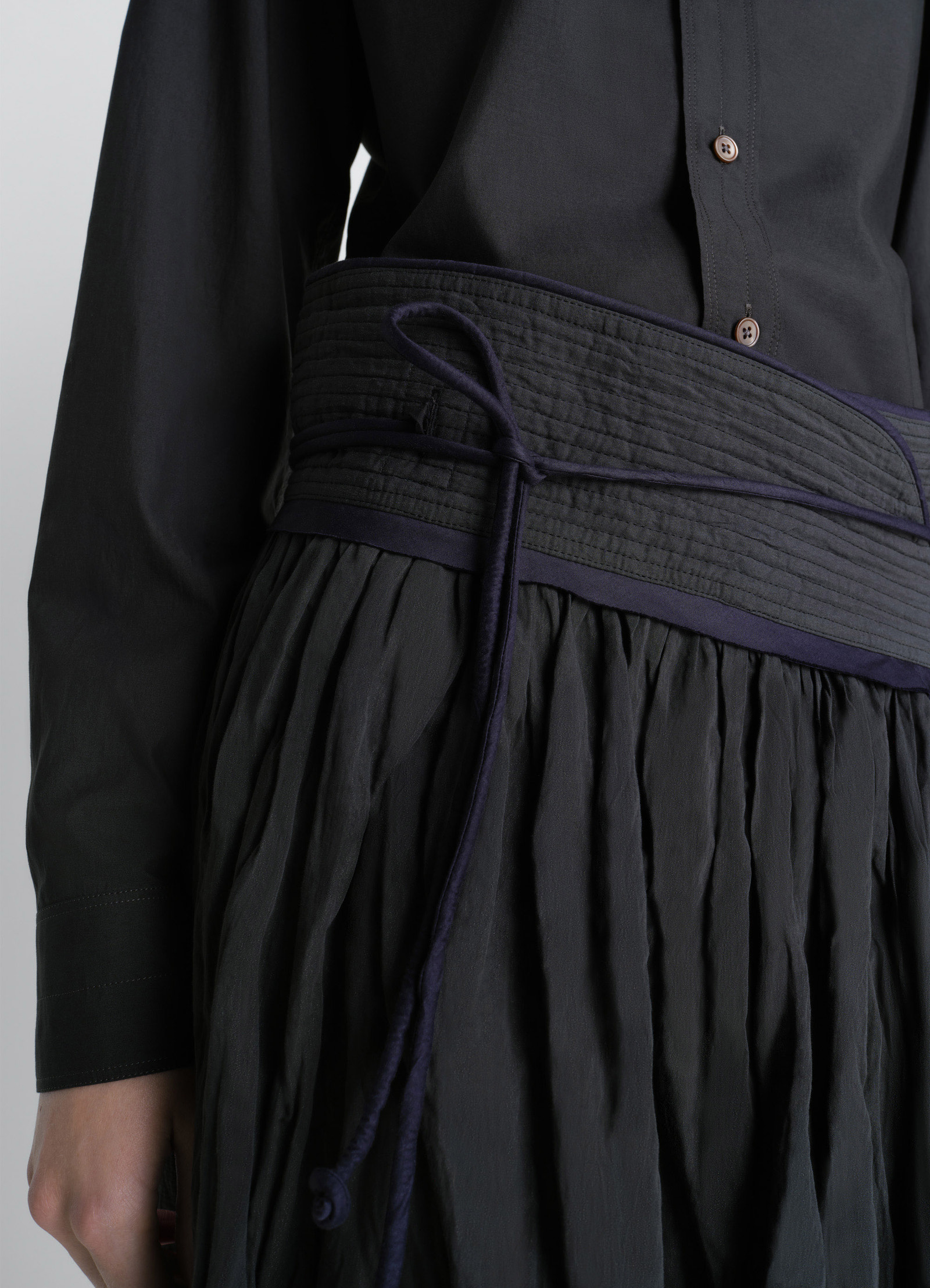 Crinkled wrap skirt in crinkled cotton metal, model shot, close-up side view tie detail, pleated skirt