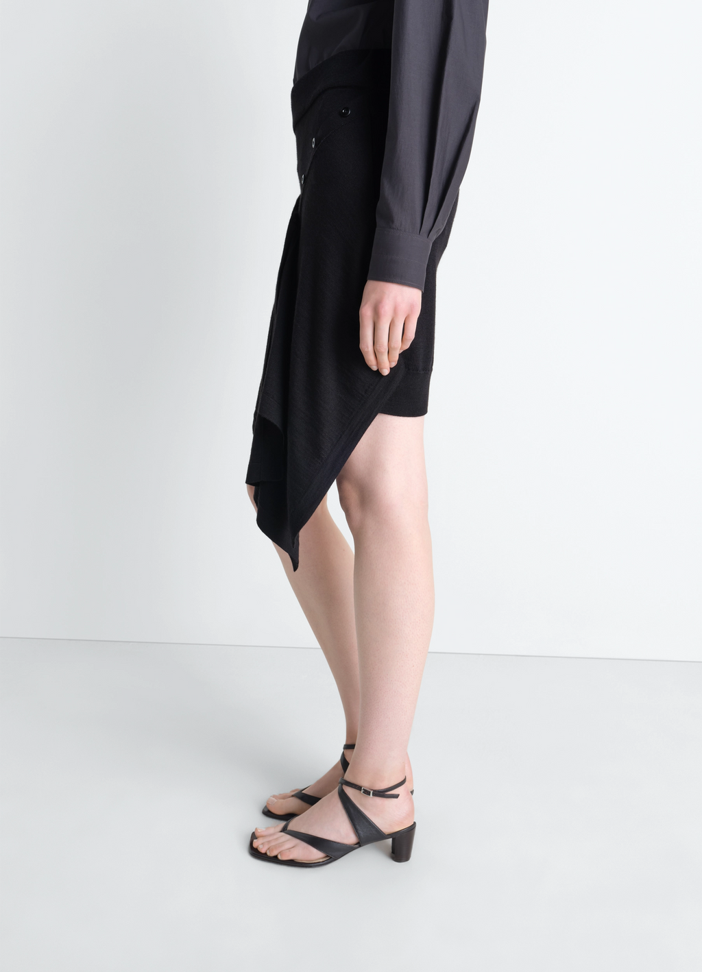 ボタン付きスカート