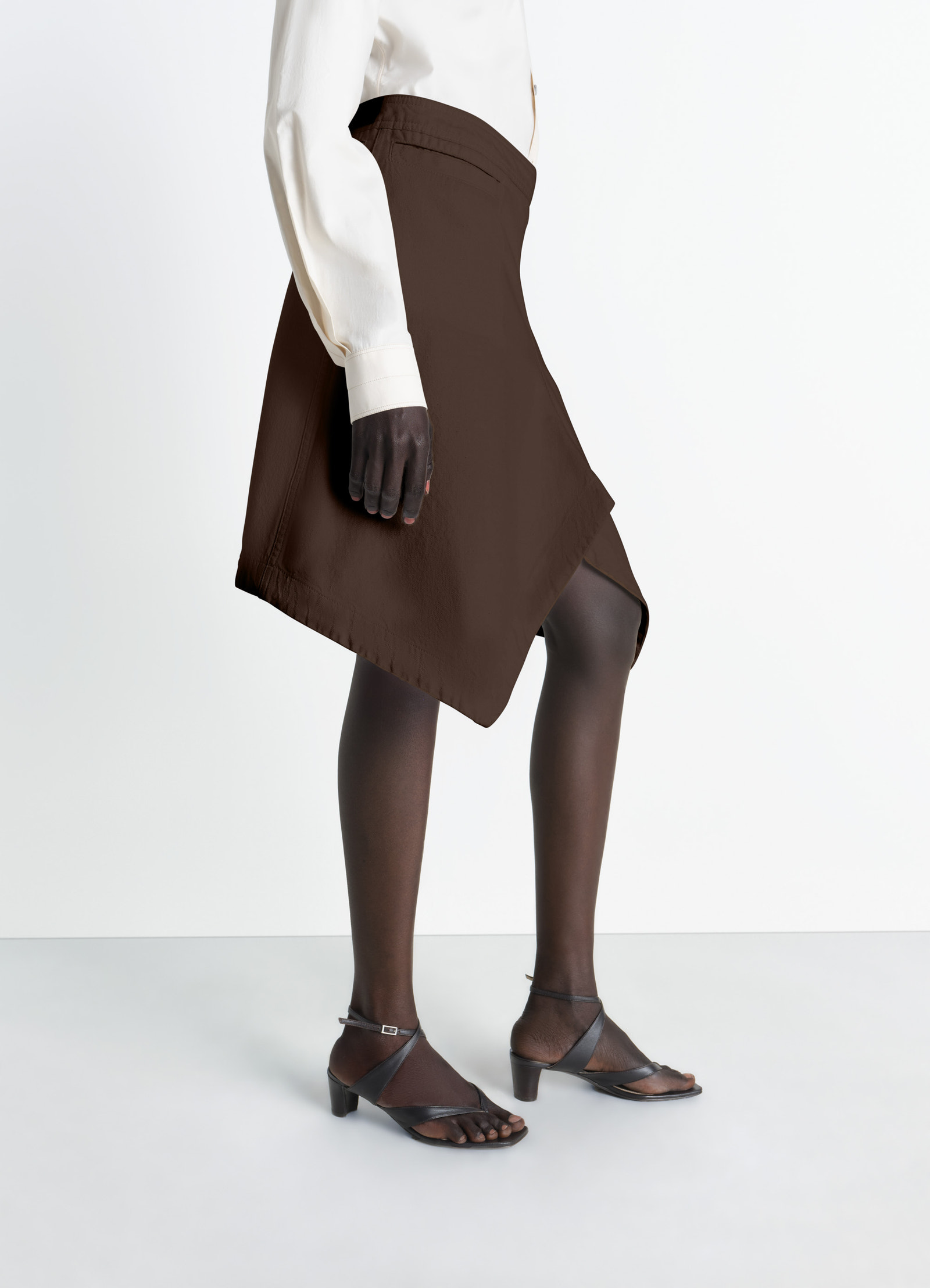 Asymmetric skirt in dyed broken twill