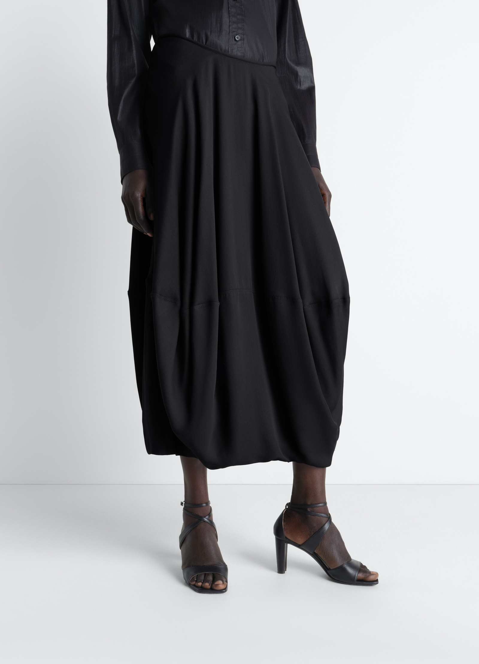 Balloon skirt in crepe de chine viscose, model shot, front view softly rounded silhouette