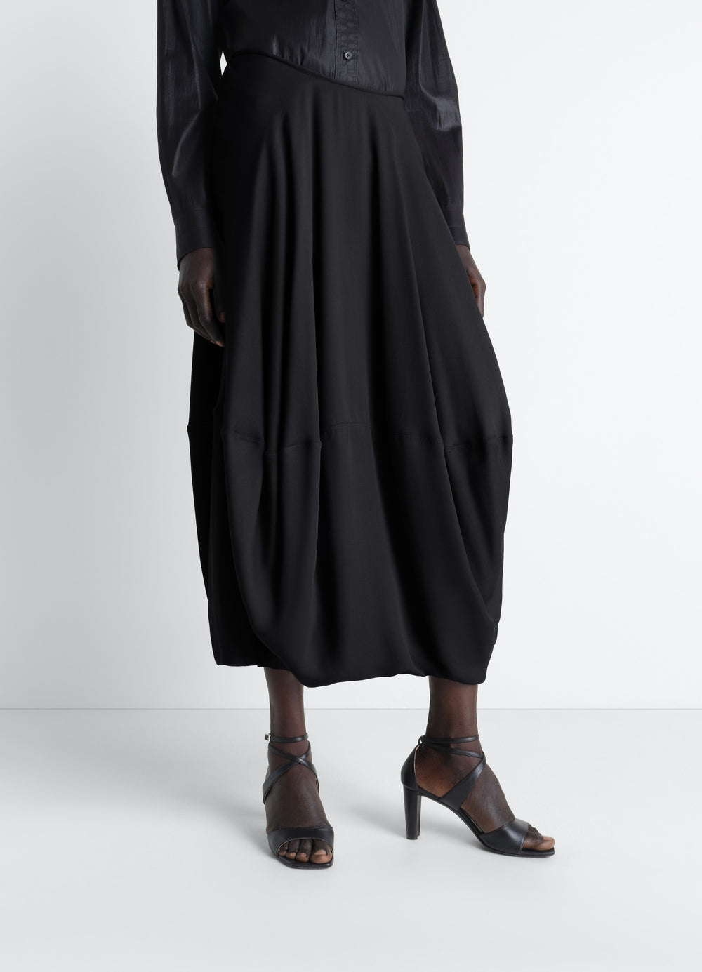 Balloon Skirt in Crepe de Chine Viscose, model shot, Front view Softly rounded silhouette