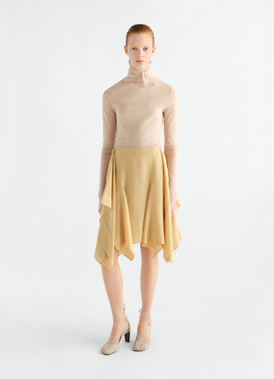 Jupe à pans en toile de soie et viscose, coloris jaune, porté par un mannequin