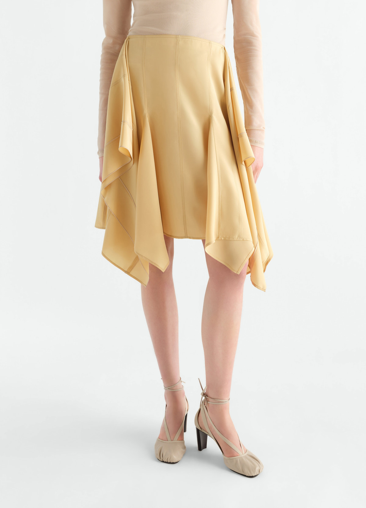 Jupe à pans en toile de soie et viscose, coloris jaune, porté par un mannequin, vue de face