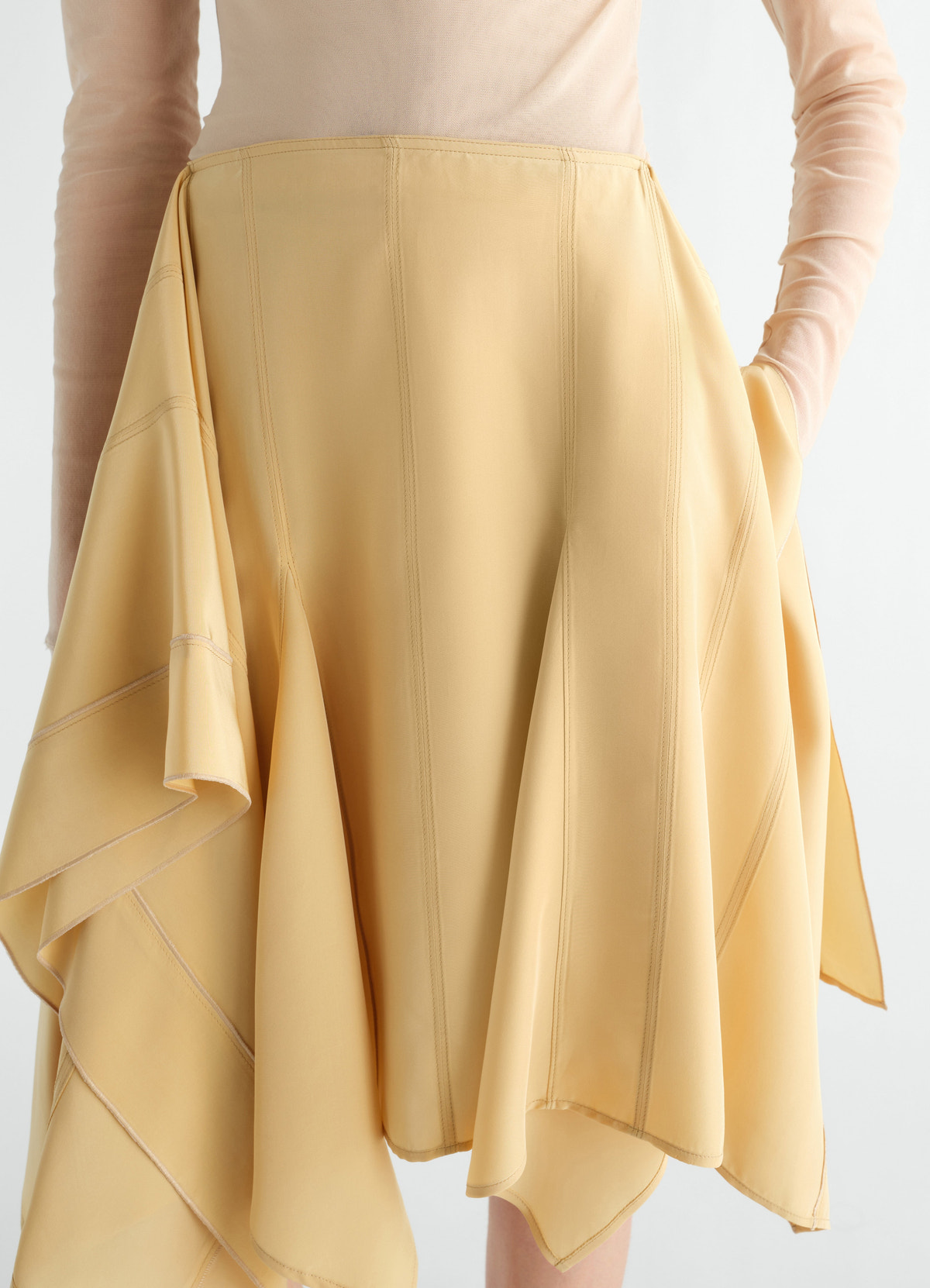Jupe à pans en toile de soie et viscose, coloris jaune, porté par un mannequin, drapé visible