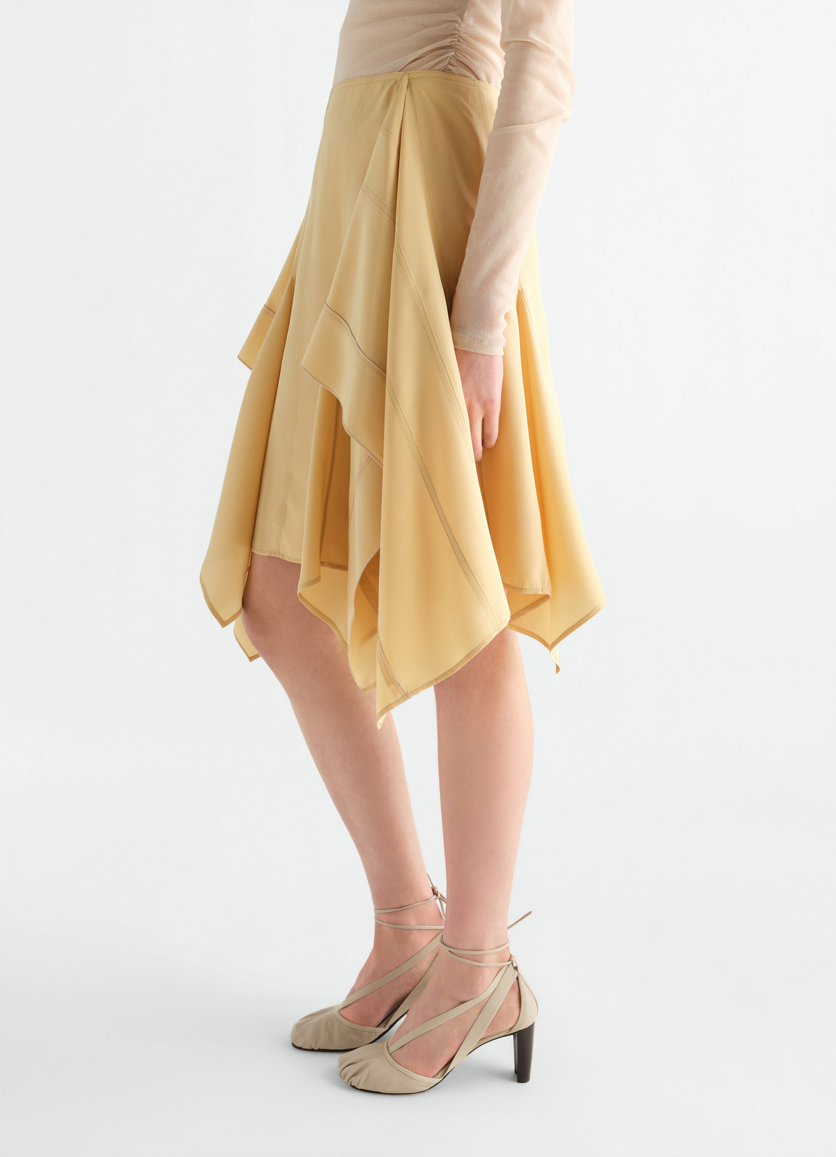 Jupe à pans en toile de soie et viscose, coloris jaune, porté par un mannequin, vue de profil