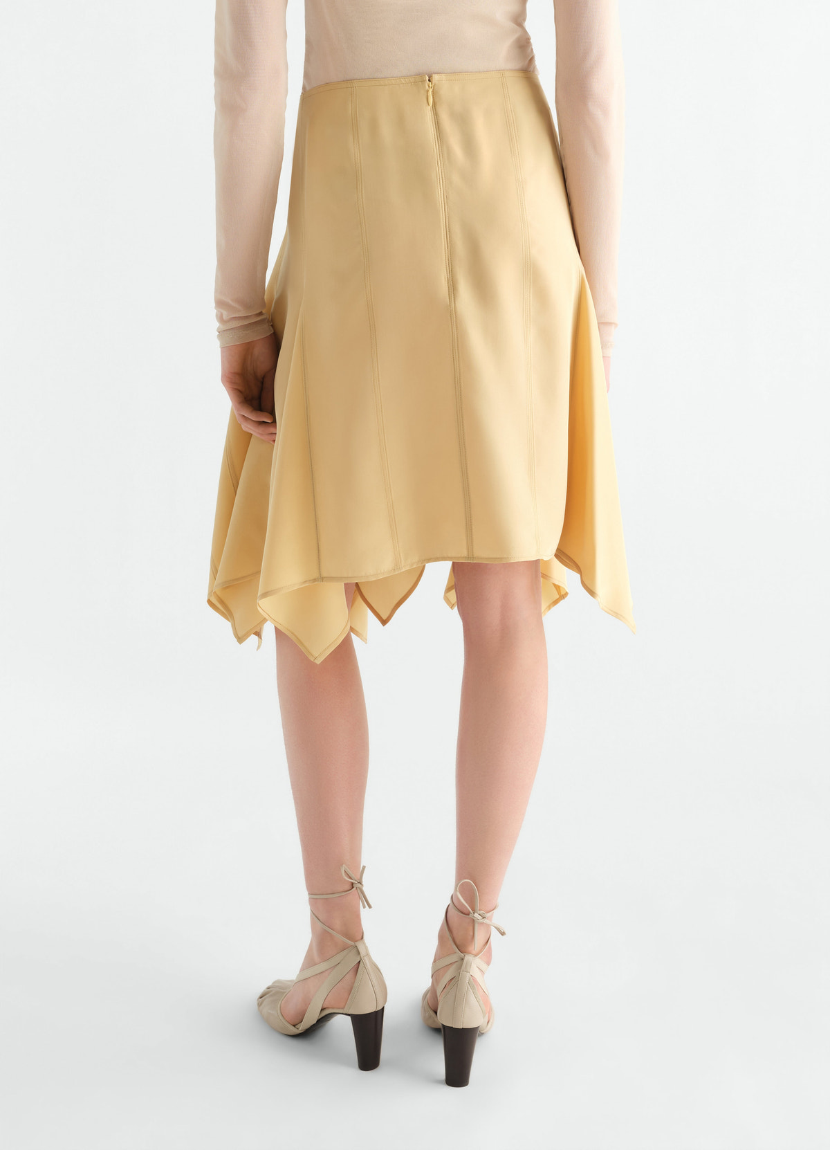 Jupe à pans en toile de soie et viscose, coloris jaune, porté par un mannequin
