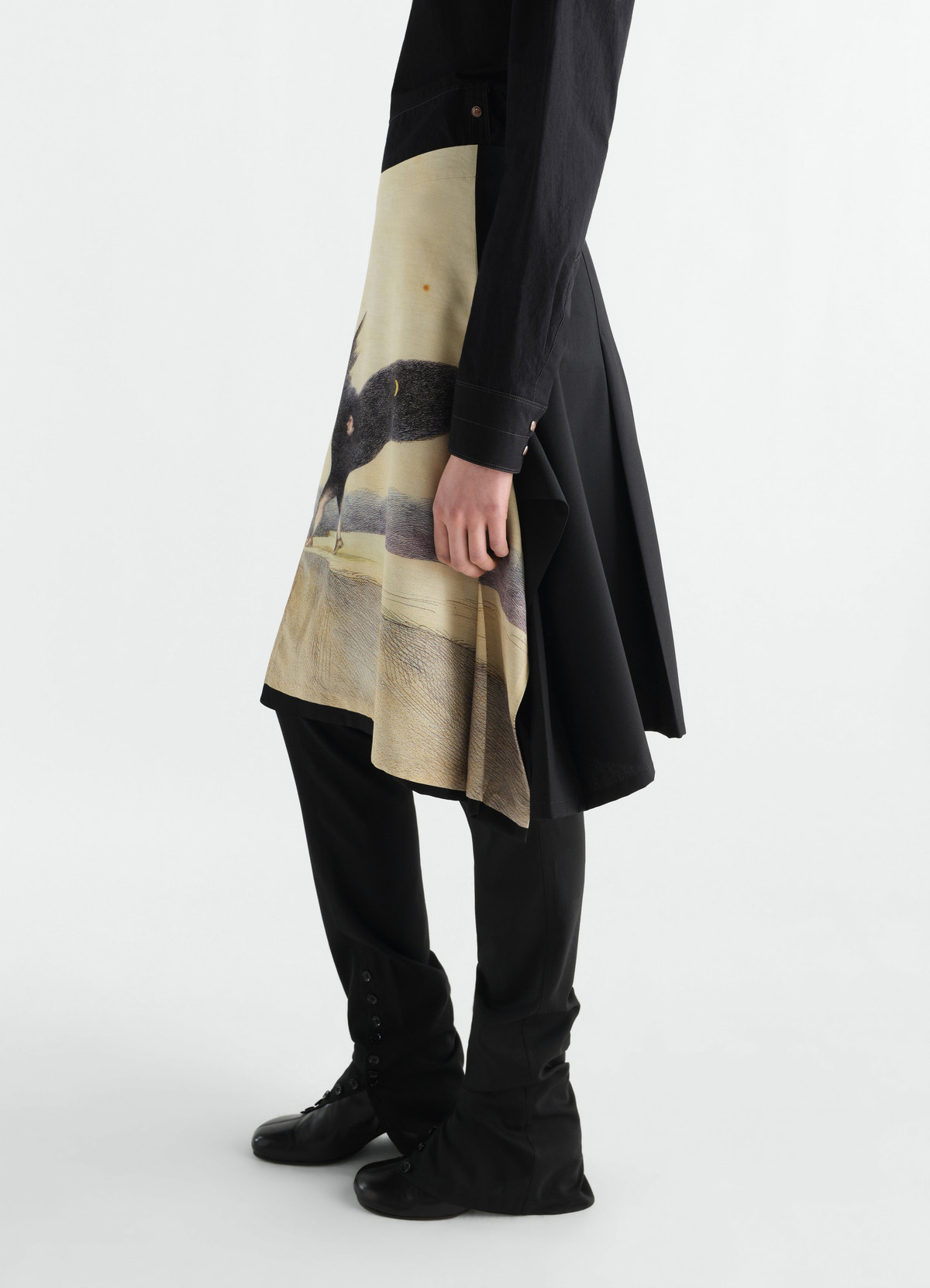 Jupe en toile de laine imprimée "la nuit qui marche", coloris beige, porté par un mannequin, vue de profil, motif imprimé visible