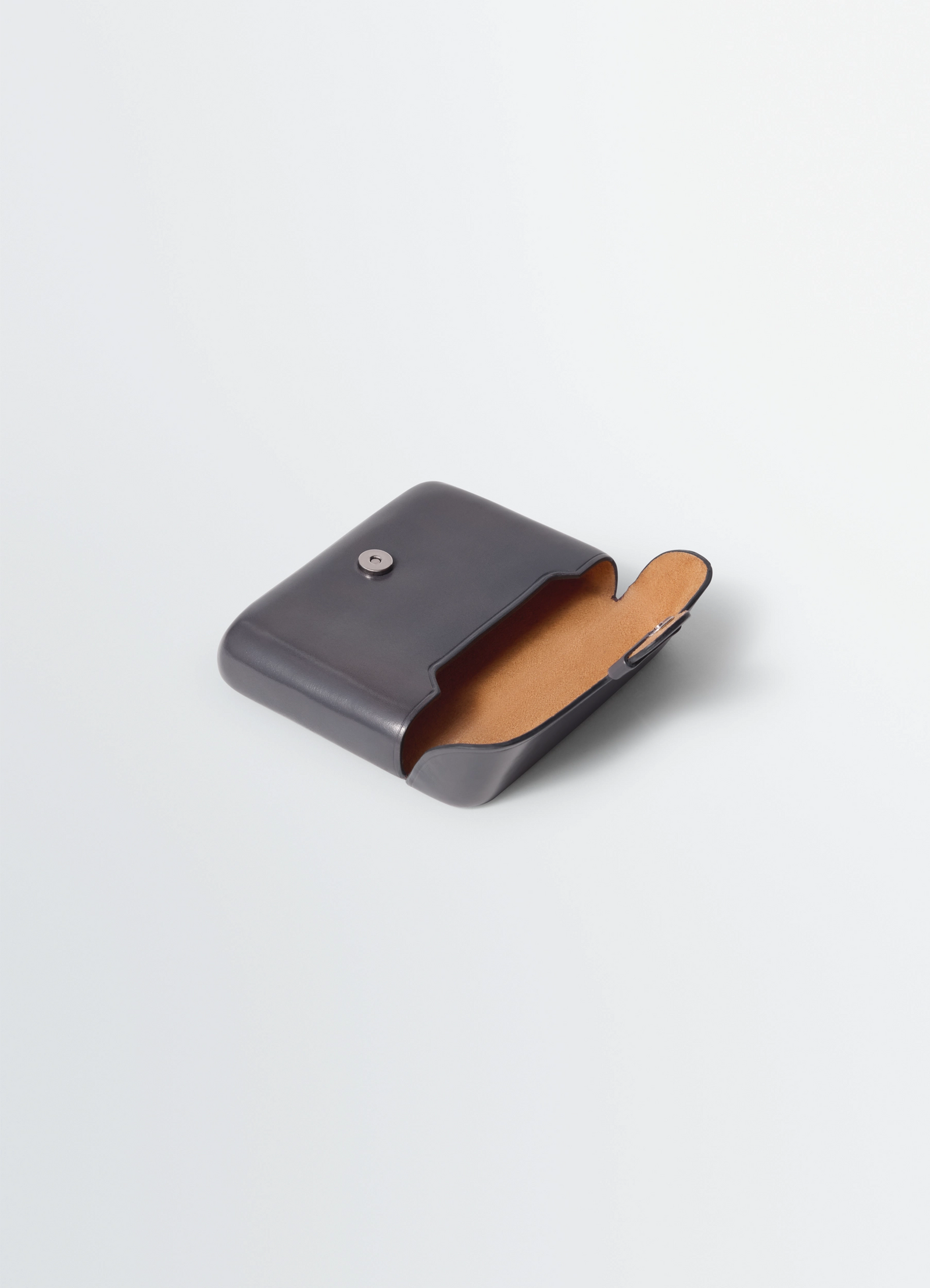 Il bussetto for lemaire card holder in vegetable-tanned cowhide, product shot, angled open view smooth button clasp detail
