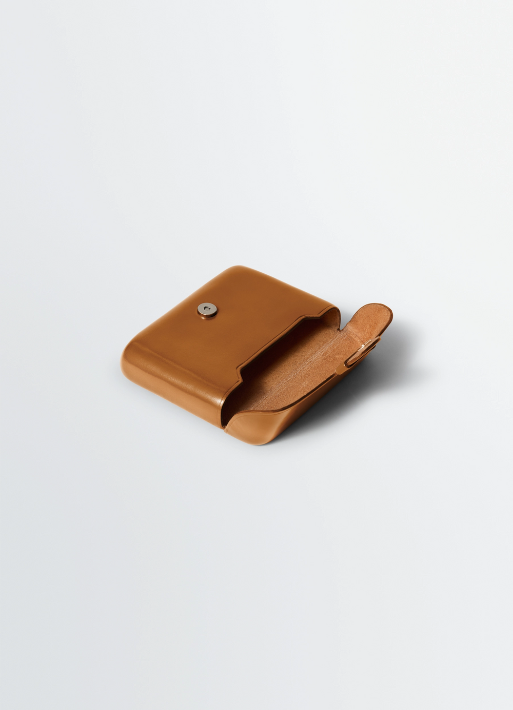 IL BUSSETTO FOR LEMAIRE CARD HOLDER in vegetable-tanned leather, product shot, angled top view open flap detail