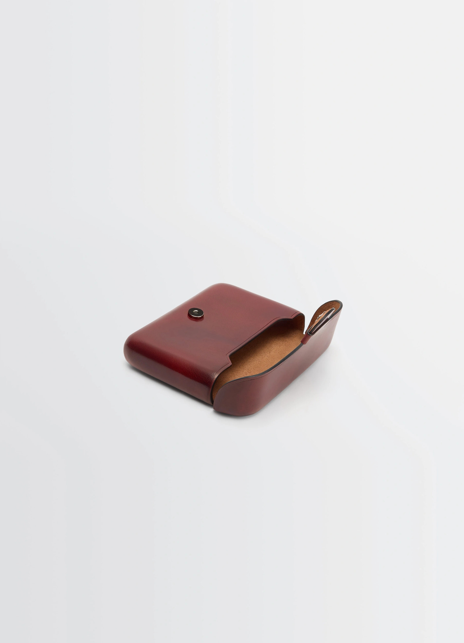 Il bussetto for lemaire card holder in patinated vegetable-tanned leather, product shot, angle view with op minimalist curved