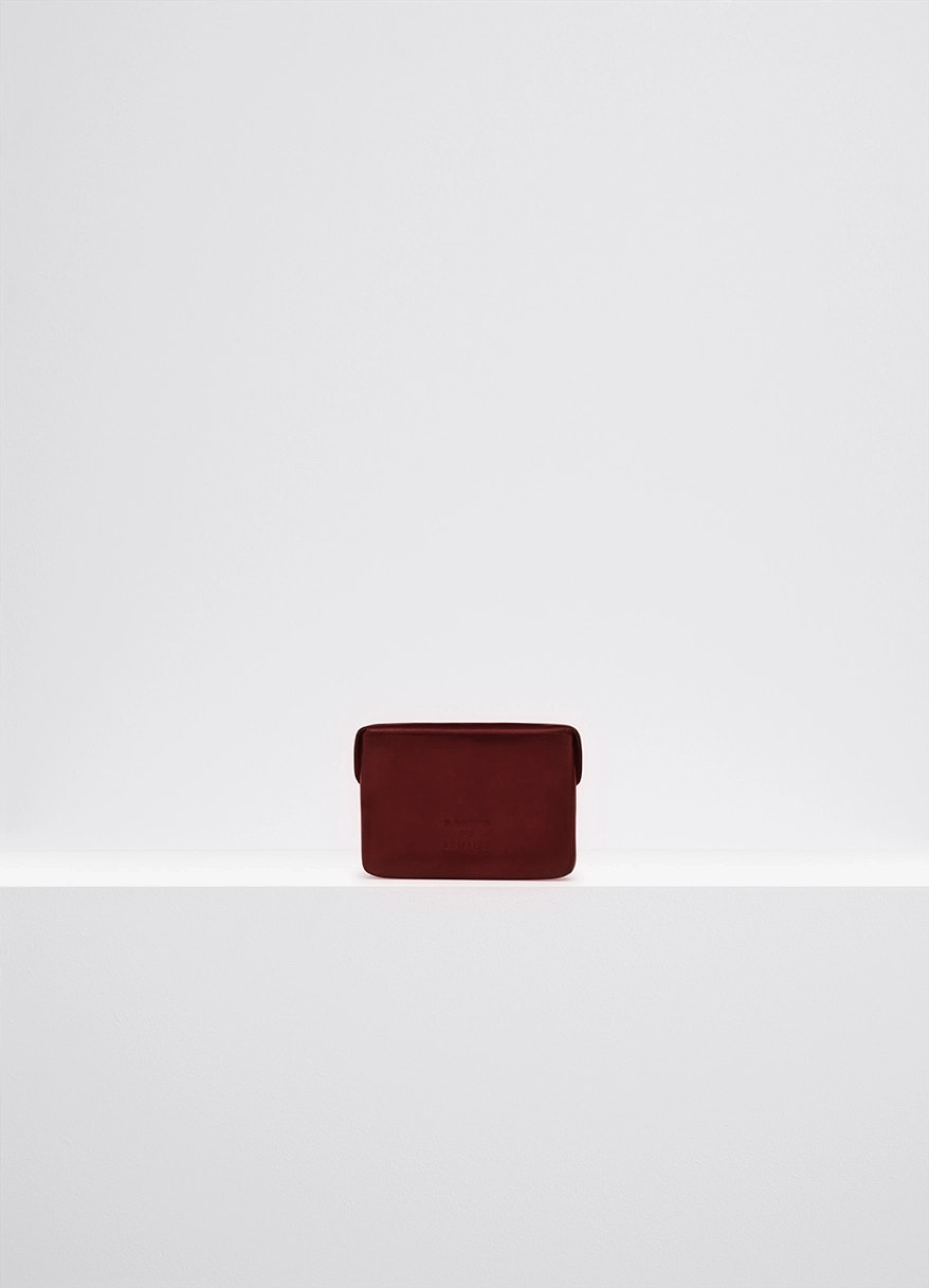 Il bussetto for lemaire card holder in vegetable-tanned cowhide, product shot, back view minimalist design