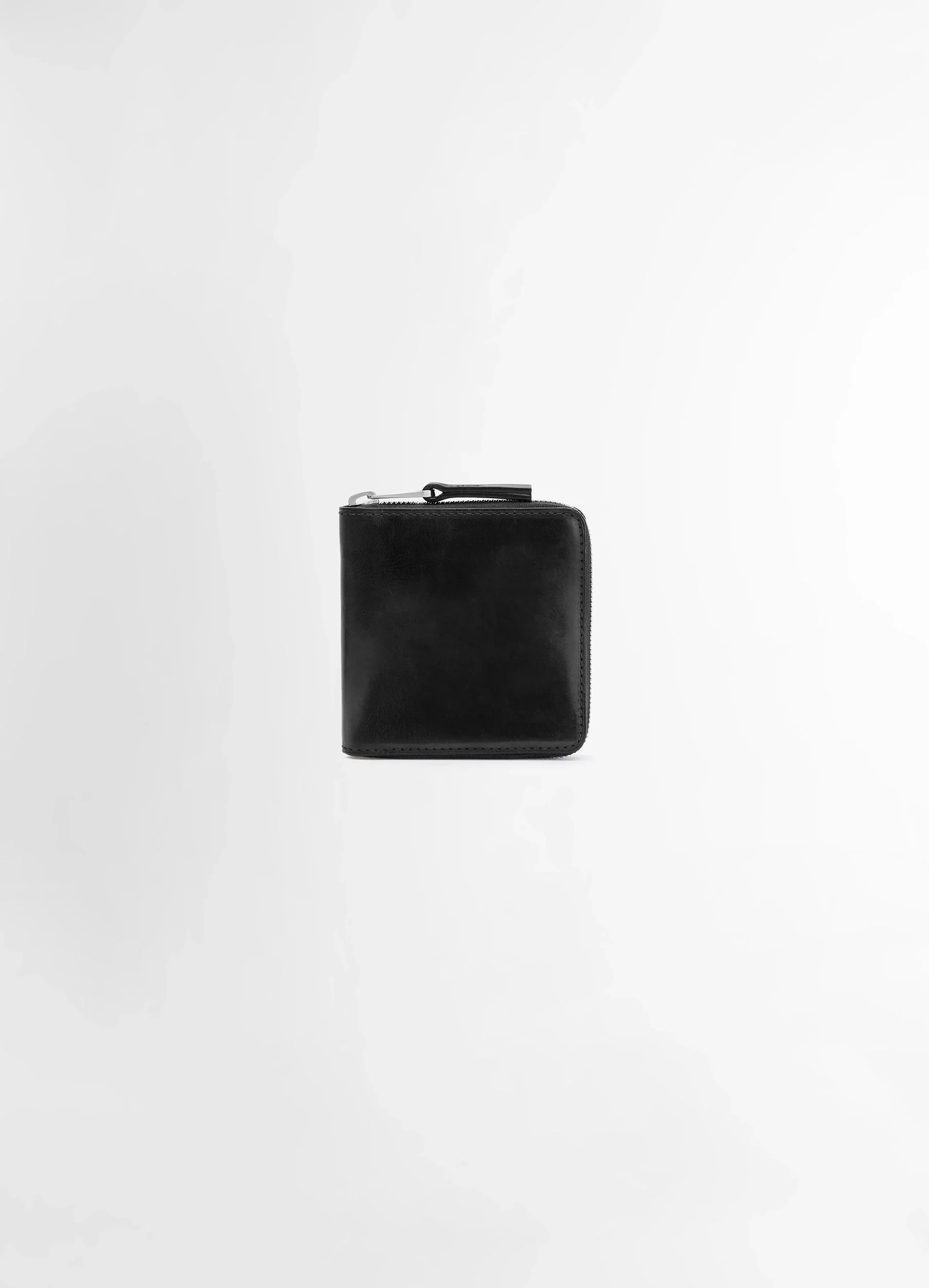 Patina zip compact bi fold in black leather, product shot, side view compact design