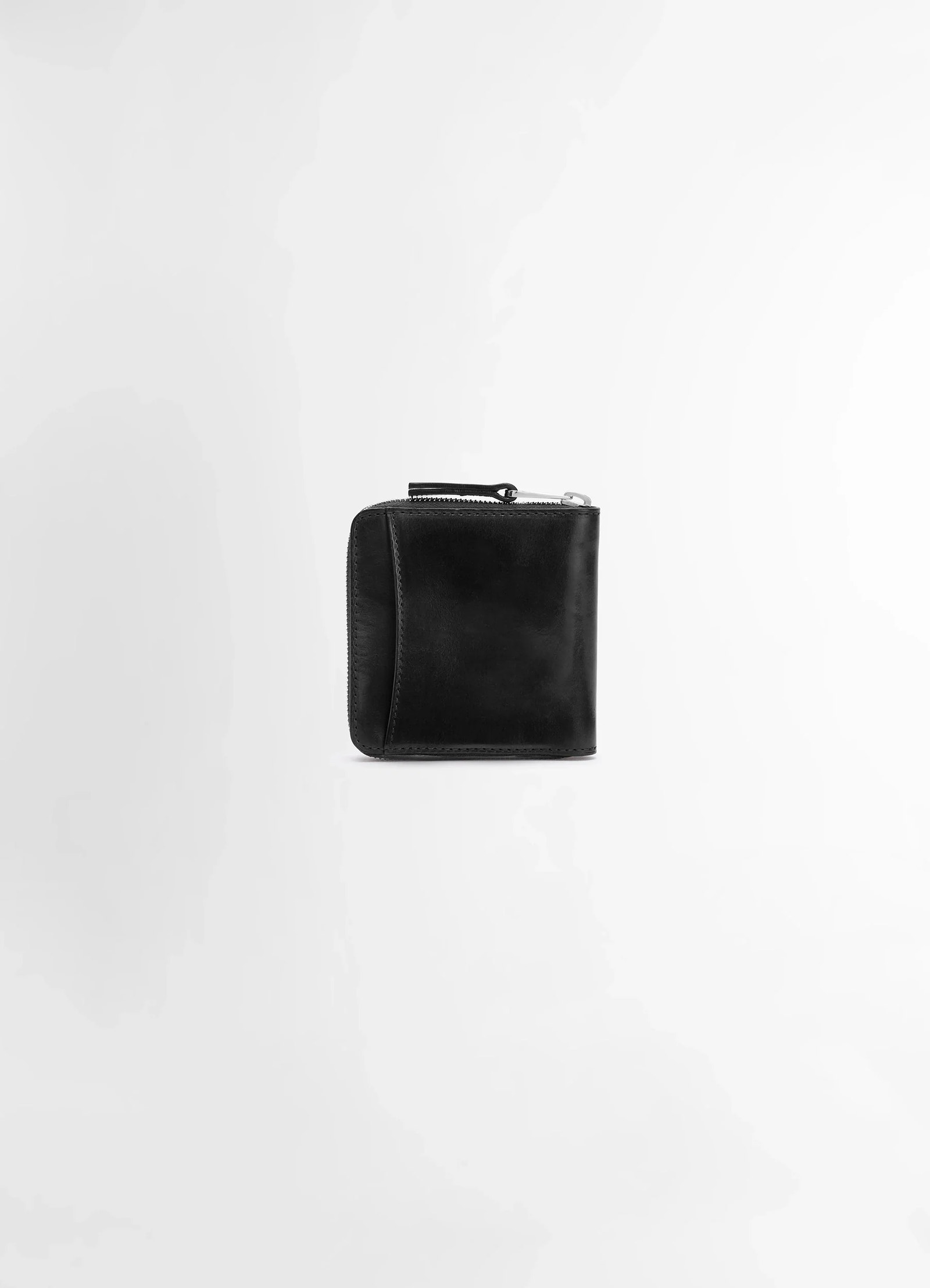 Patina zip compact bi fold in black leather, product shot, front view zipper detail