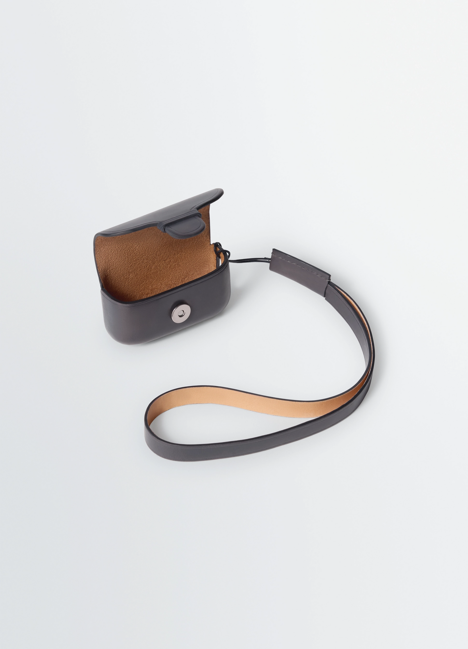 Il bussetto for lemaire airpods pro in vegetable-tanned cowhide, product shot, top open view leather strap detail