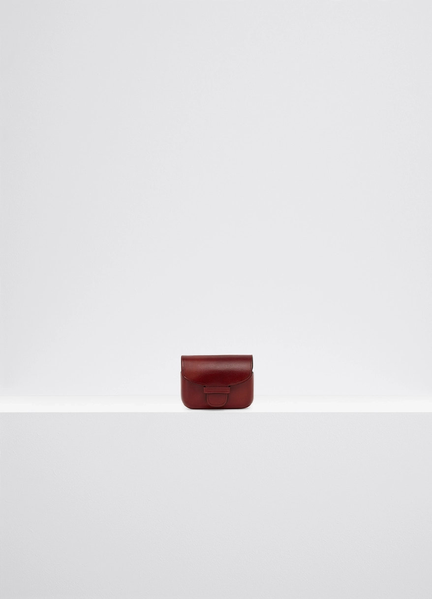 Il bussetto for lemaire airpods pro in vegetable-tanned cowhide, product shot, front view compact and smooth finish
