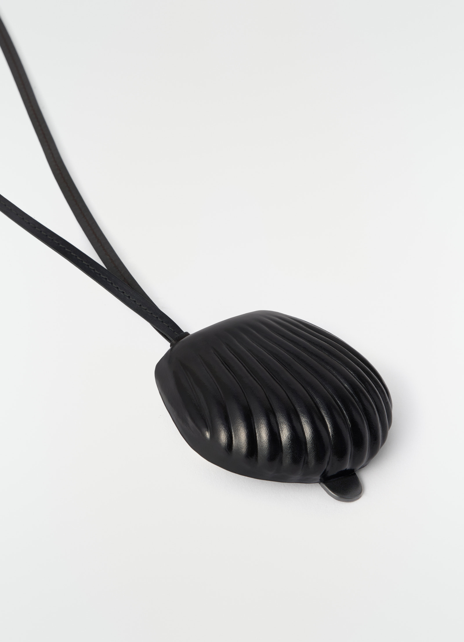 Collar con monedero carlos shell de piel
