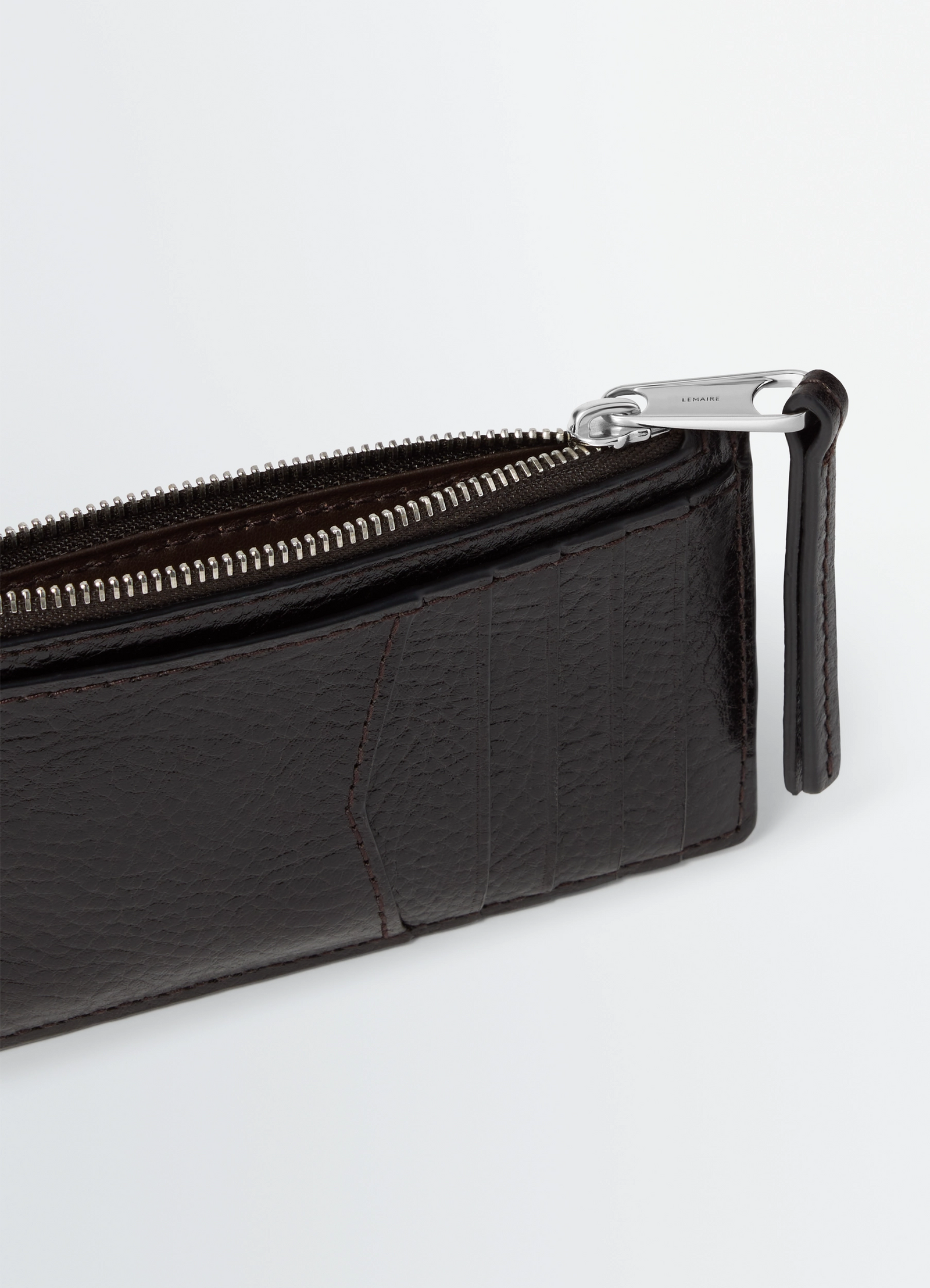 Gear card holder and coin purse in leather, product shot, detail shot zippered edge view