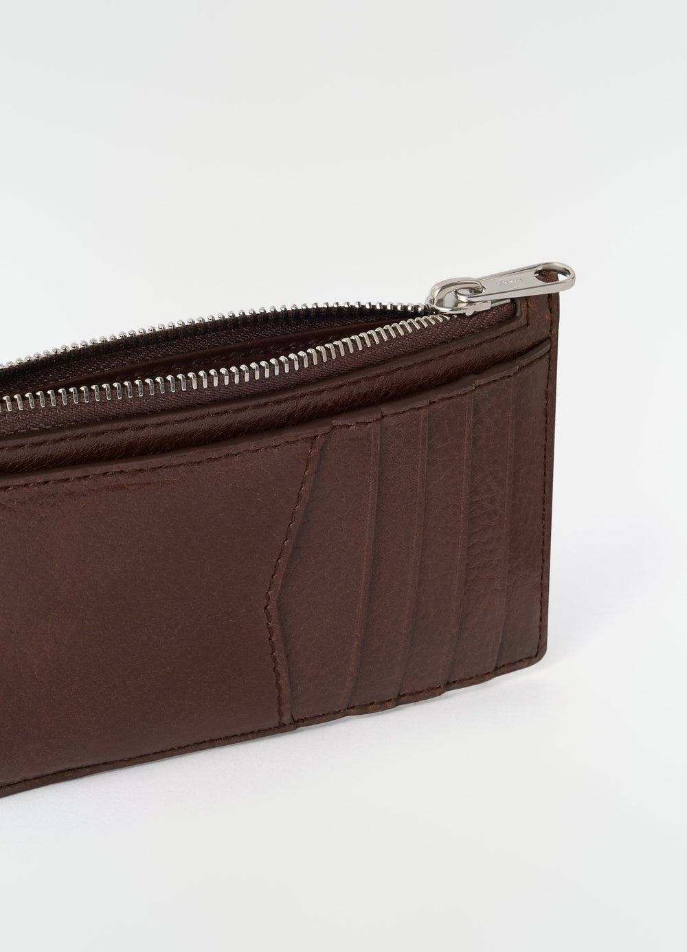 Gear card holder and coin purse in brown leather with silver zipper side close-up LEMAIRE